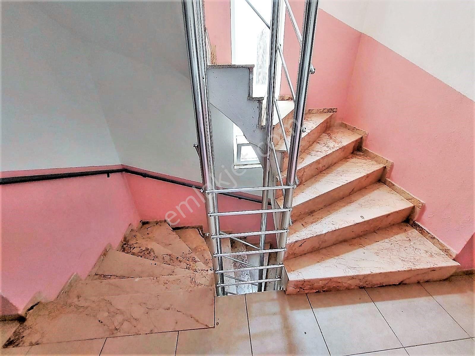 Seferihisar Ürkmez Merkez'de Satılık 2+1 Daire Ayrı Mutfak - Görsel 28