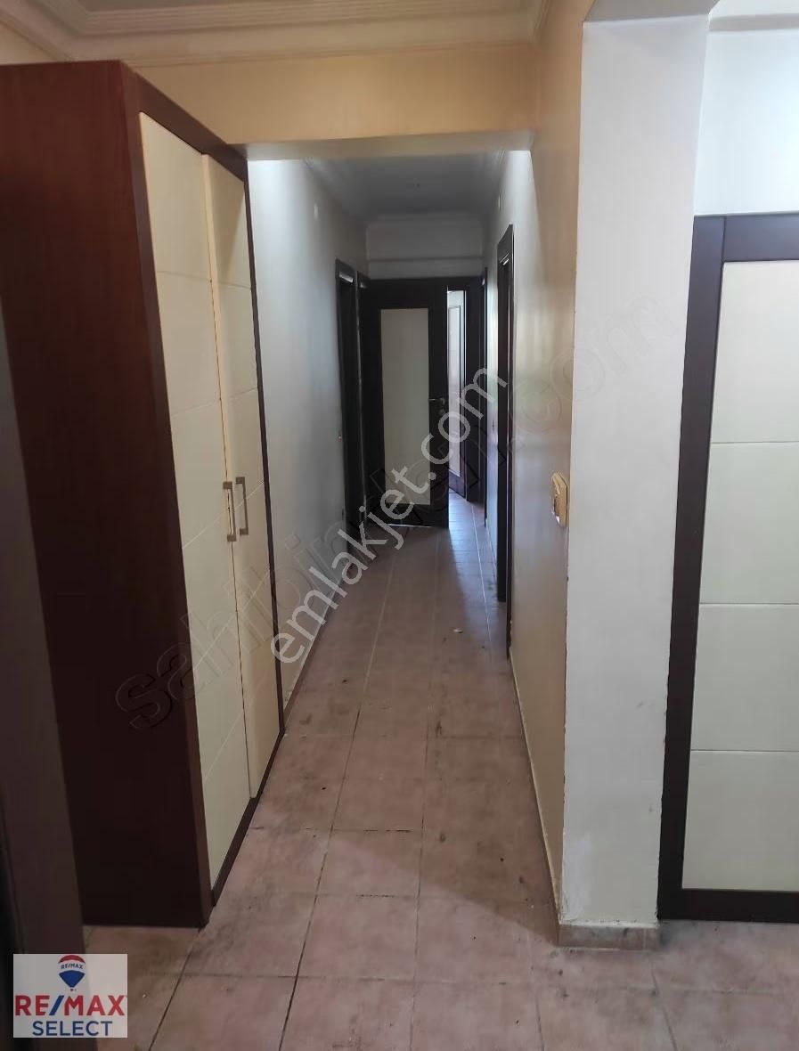 Remax Fuat Demirelli Silivrikapıda 20 Yıllık Bina 3+1