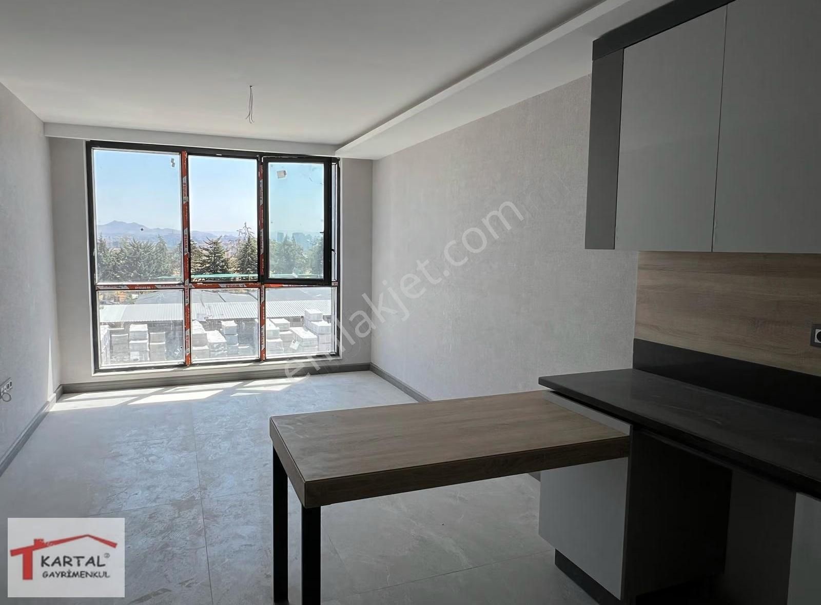 Kartal'dan Bağdat Caddesi İpektaş Caddede Ara Kat Kiralık 1+1