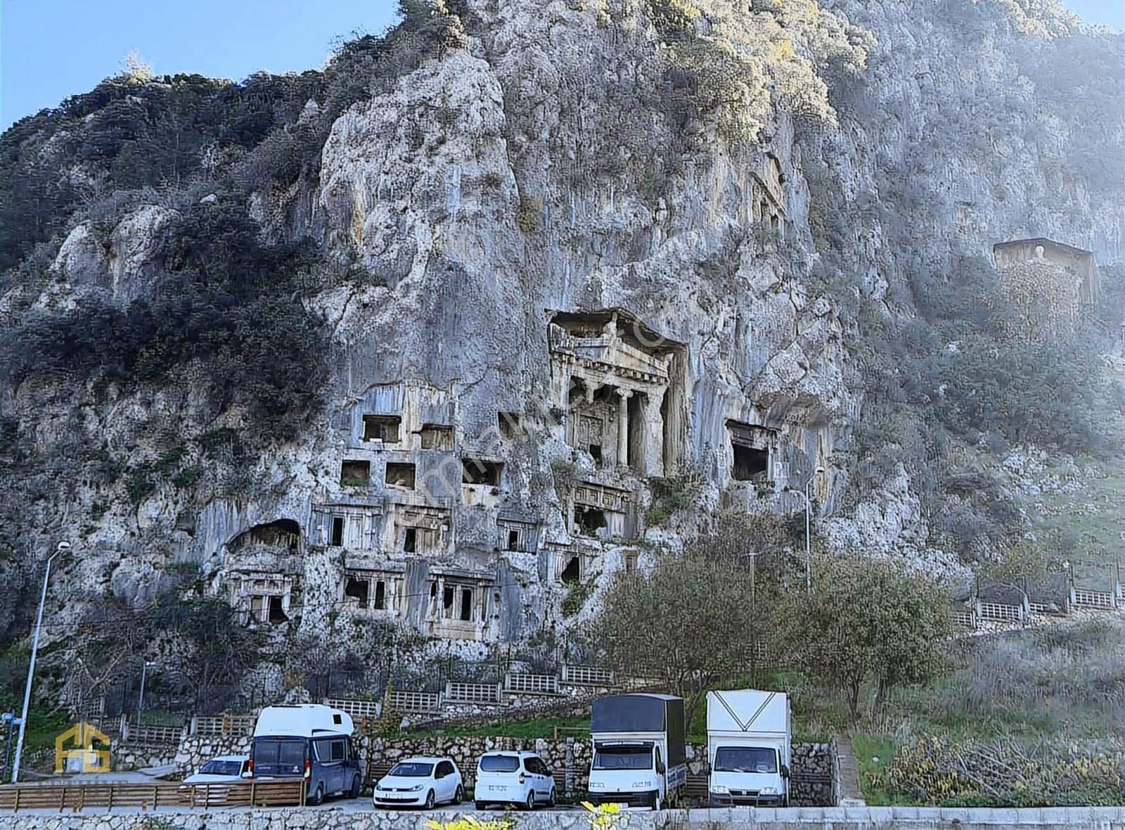 Kesikkapıda Kral Mezarları Manzaralı Satılık Müstakil Ev