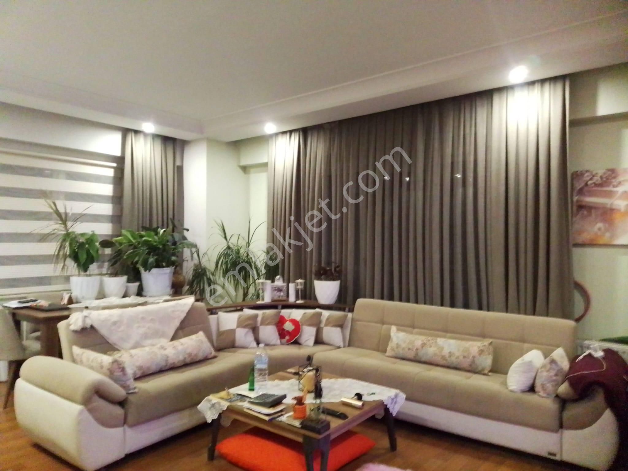 Beylikdüzü Barış Mahallesi Rezidans'ta 2+1 Amerikan Mutfaklı Bakımlı Satılık Daire