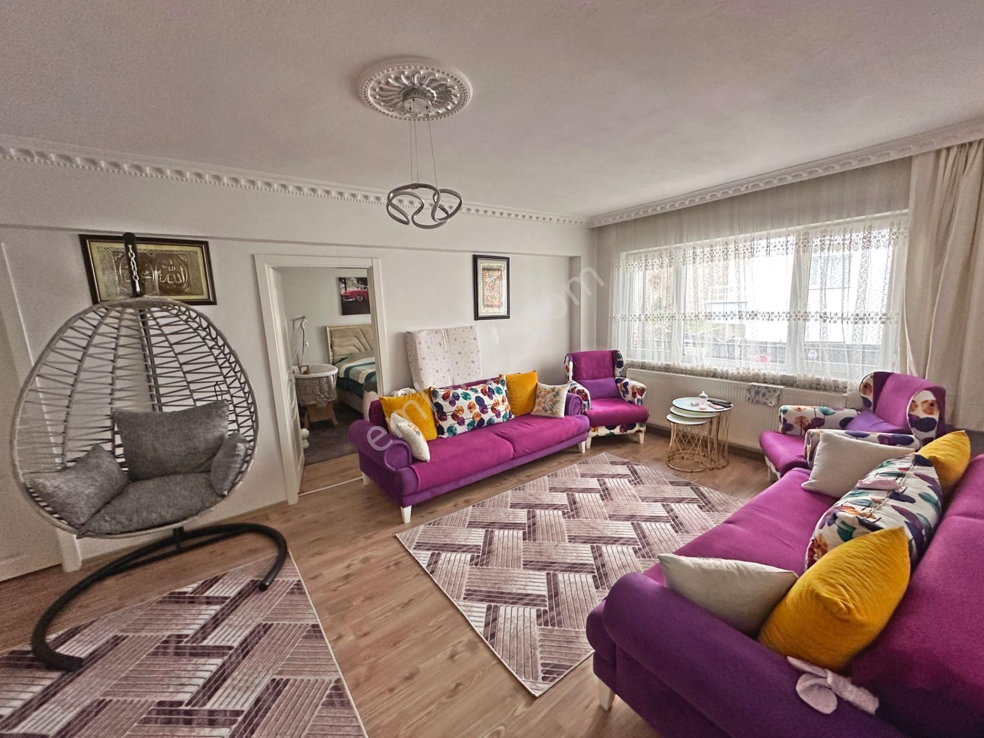 Şafaktepe Mahallesinde Ara Katta 3+1 Satılık Daire