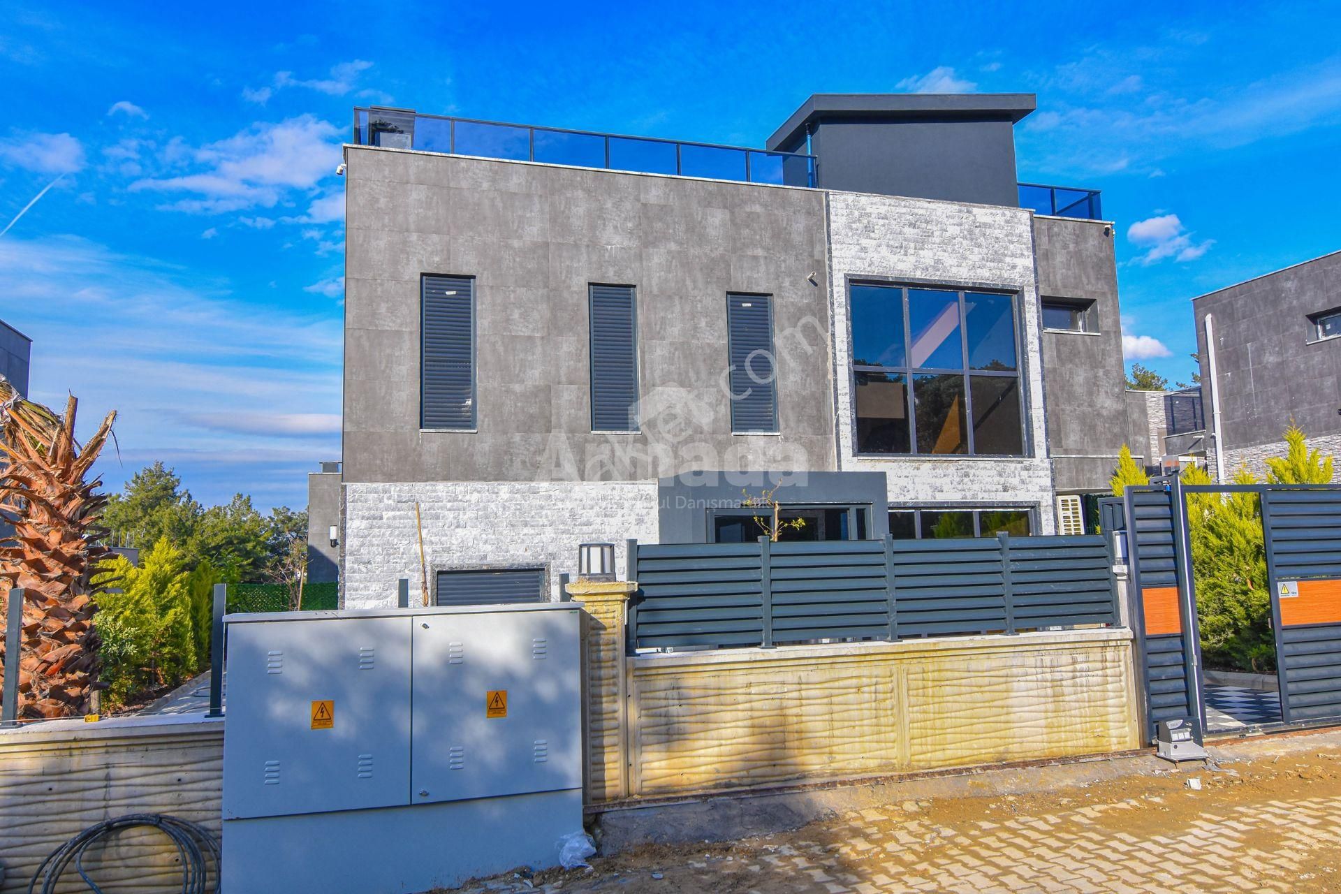 Kuşadası Soğucak'ta Tek Müstakil Satılık 6+1 Sıfır Lüks Villa