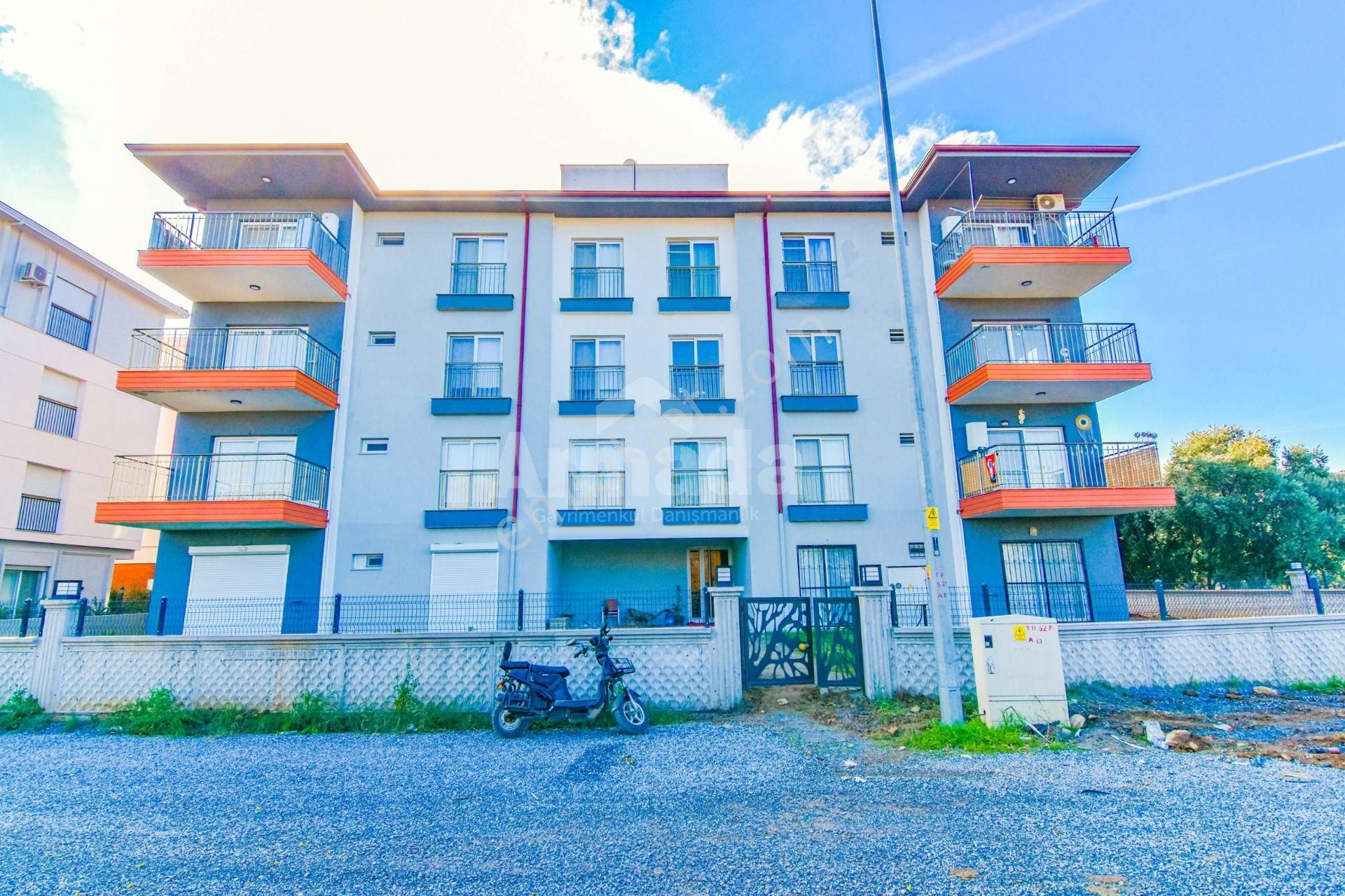 Kuşadası Davutlar'da Havuzlu Site İçerisinde Satılık 2+1 Daire