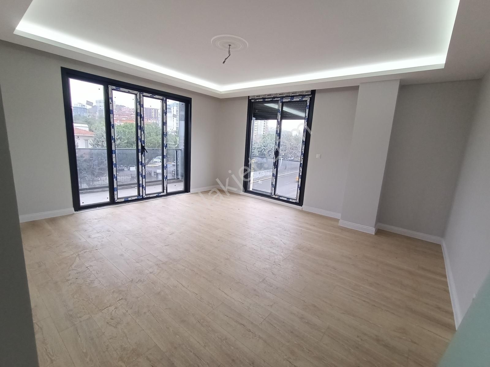 Akgün'den Pendik'te Çok Geniş 3+1 Satılık Daire