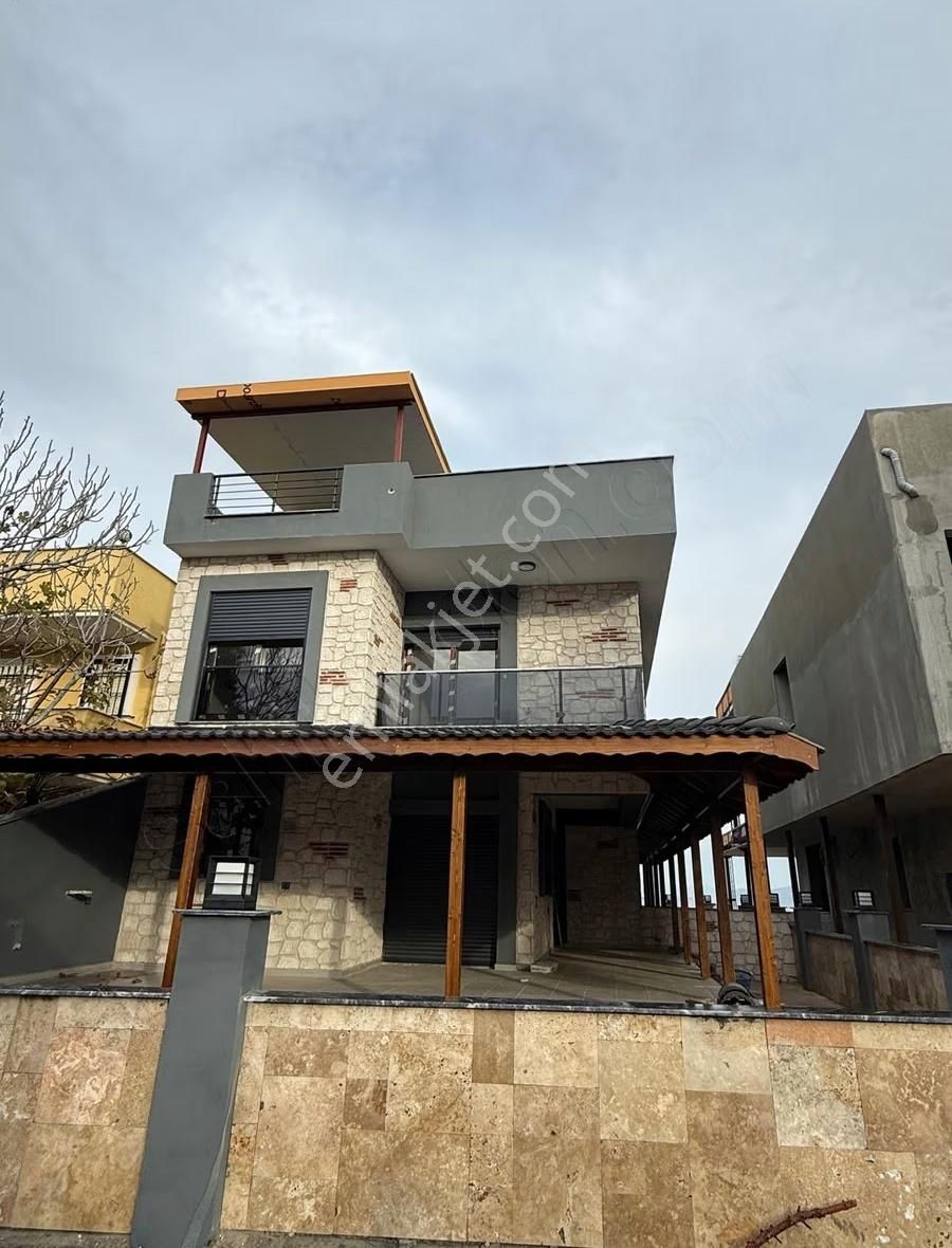 Yenifoça Gencellide Denize Sıfır Arka Villa