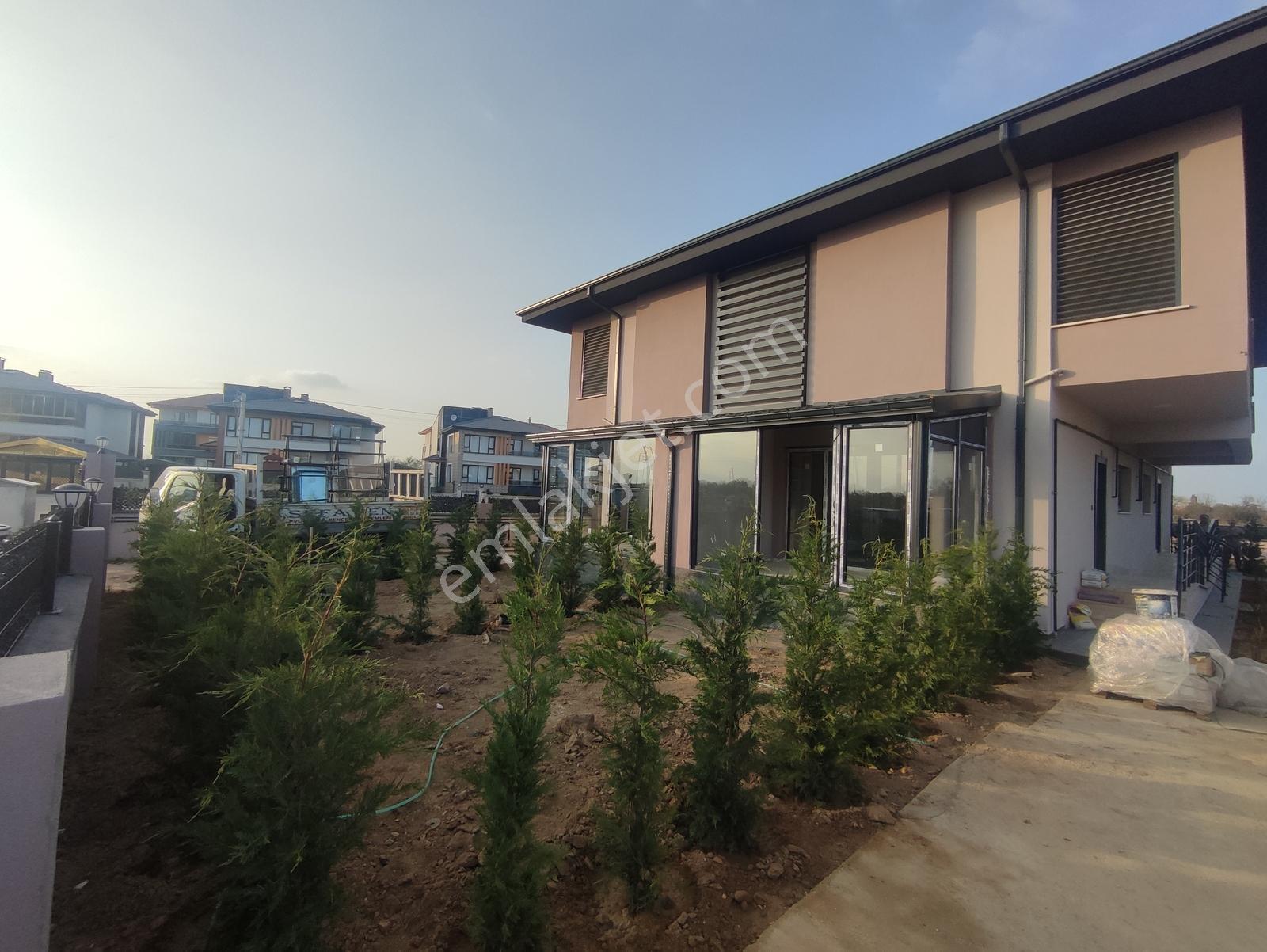 Karaaslanda Lüks 3+1 Butik Villa Site İçi Bahçeli