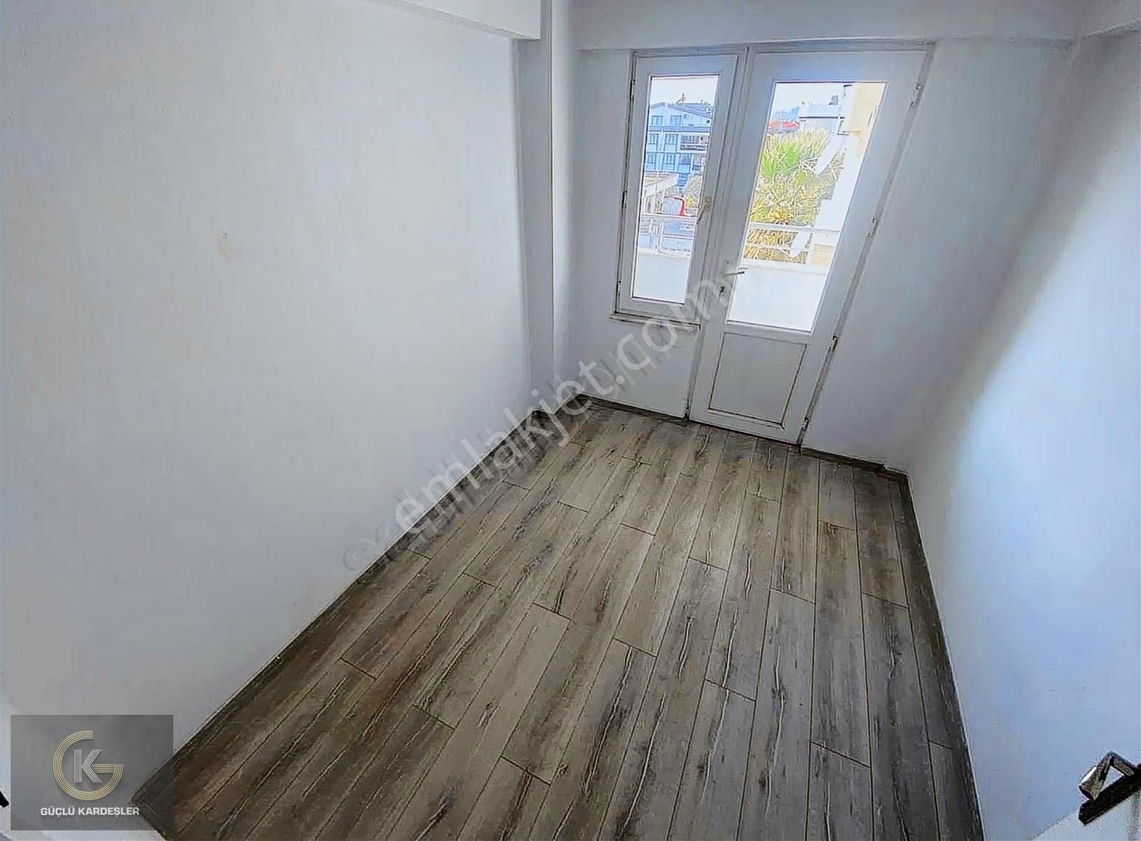 Güçlü Kardeşler Denize 100 Metre Manzaralı Yenilenmiş 2+1 Daire - Görsel 9