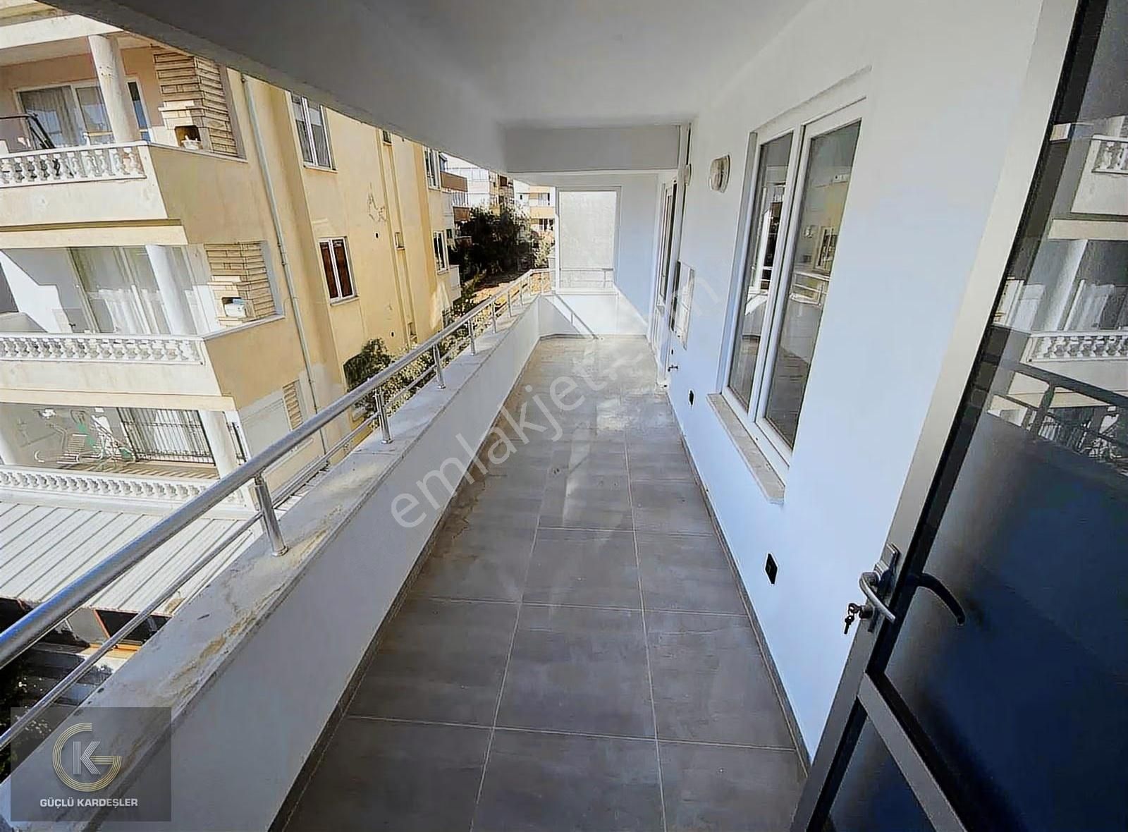 Güçlü Kardeşler Denize 100 Metre Manzaralı Yenilenmiş 2+1 Daire - Görsel 8