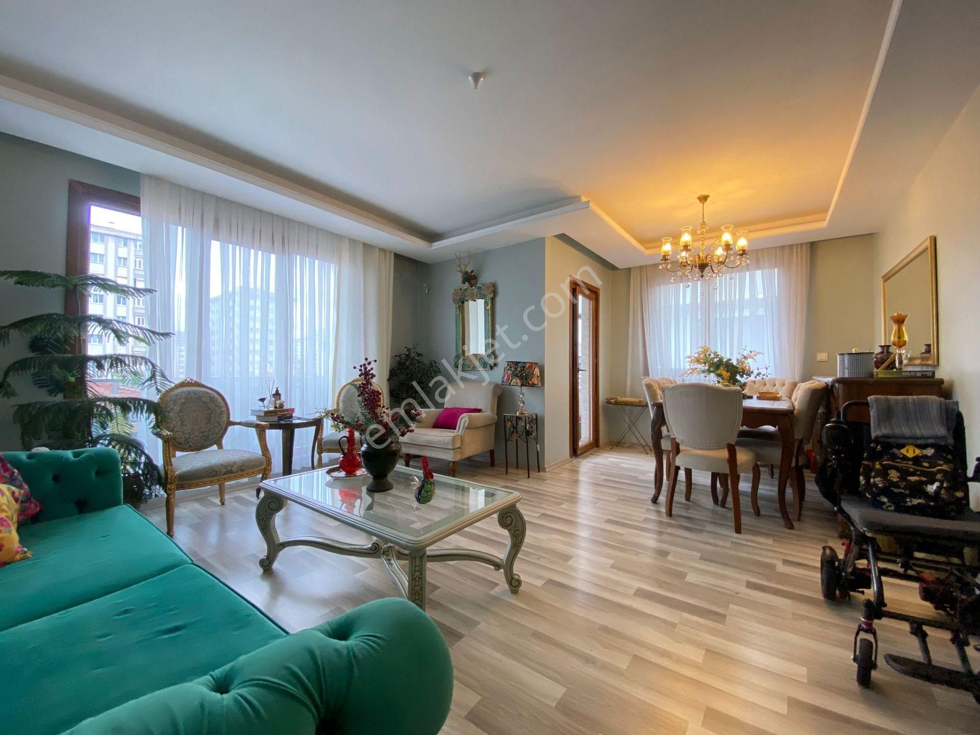 Altıntepede 5 Yıllık Binada Minibüse 1 Dk Geniş M2 3+1