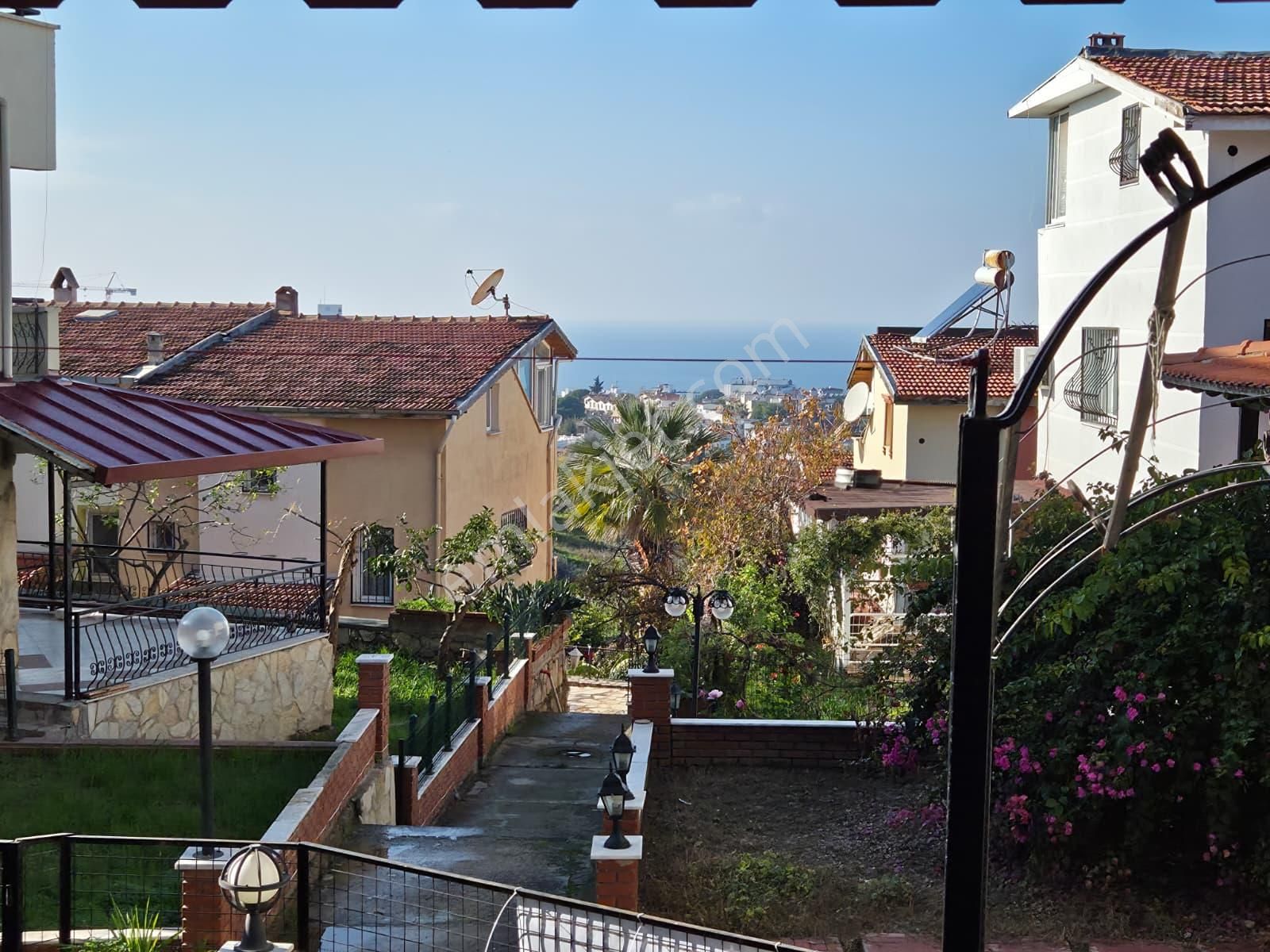 Kuşadası'nda Eşsiz Konumda Deniz Manzaralı Satılık 4+1 Villa