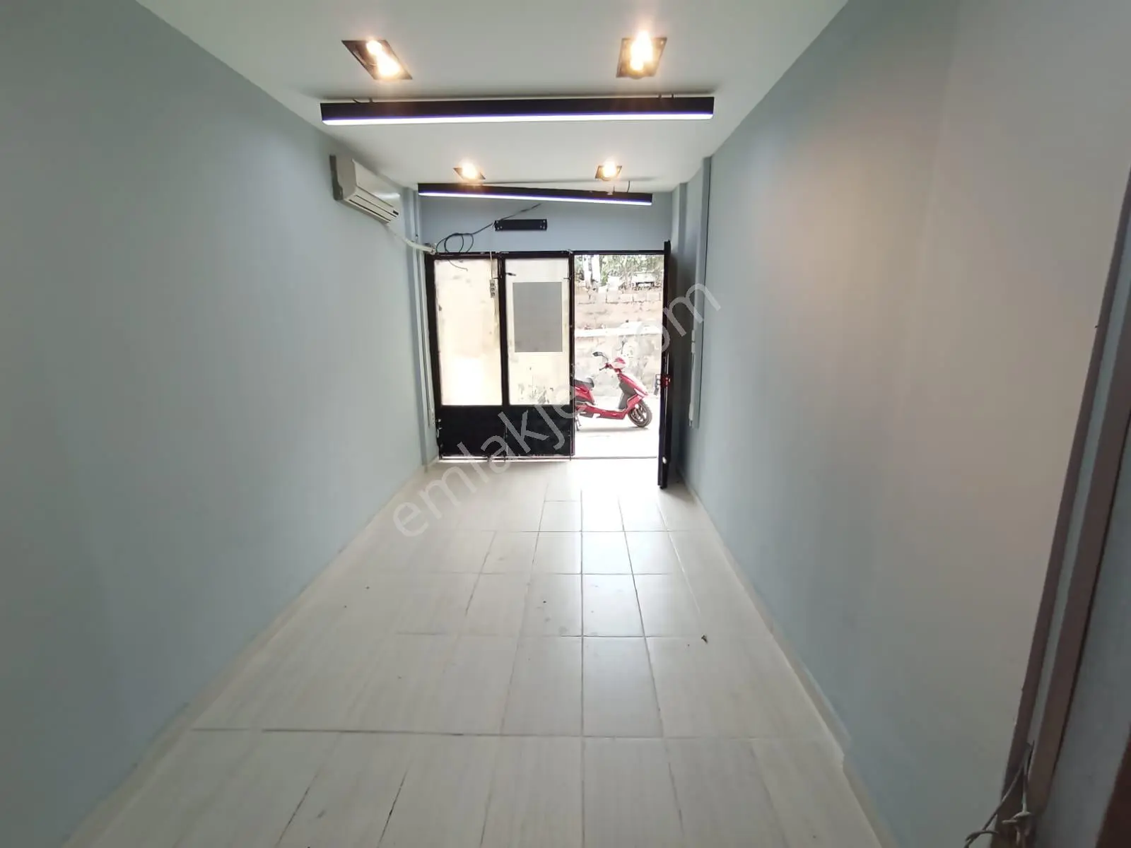 Karabağlar Selvili Mh Eserkent'te Otomatik Kepenkli Dükkan Kiralık