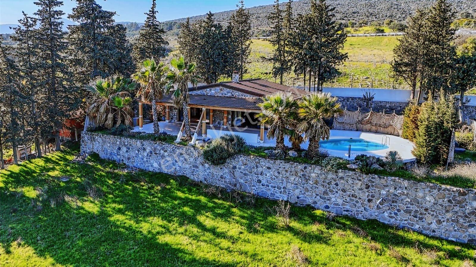 Urla Zeytinlerde 13.425 M2 Arazi İçinde 2 Adet Tek Katlı Taş Ev