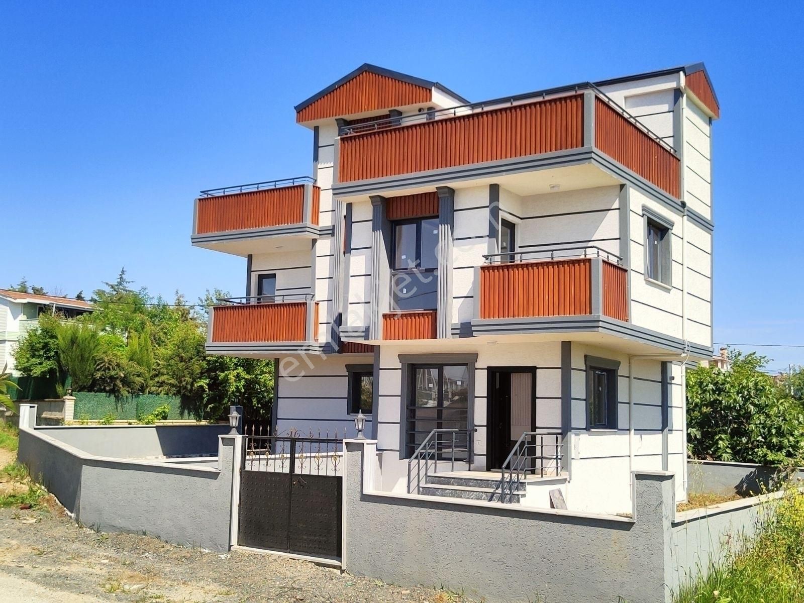 Kartallar'dan E5 E Yakın Büyük Bahçeli Teraslı Yazlık Villa