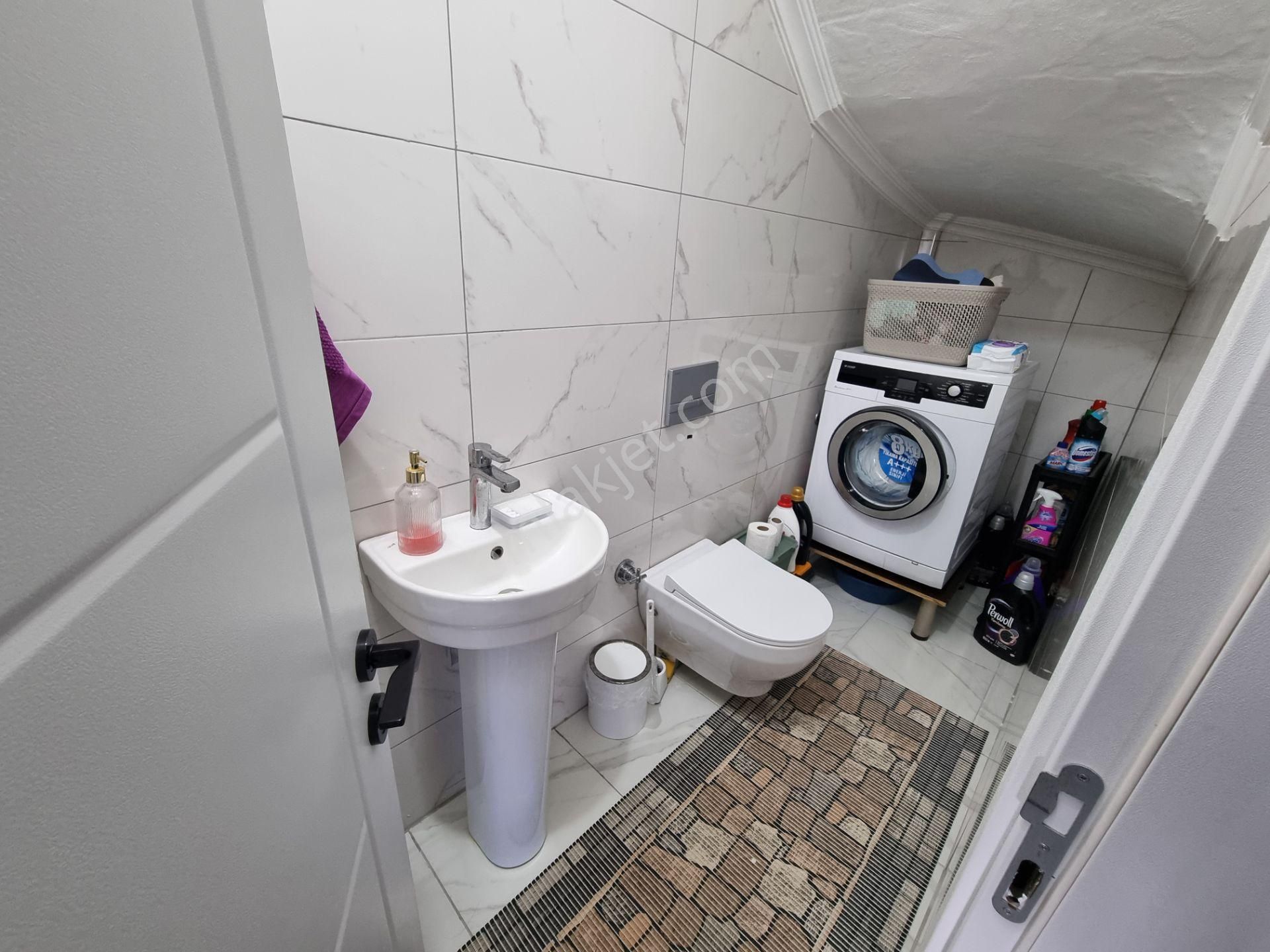 Havuzlu Sitede Müstakil Bahçeli Teraslı Verandalı Villa - Görsel 13