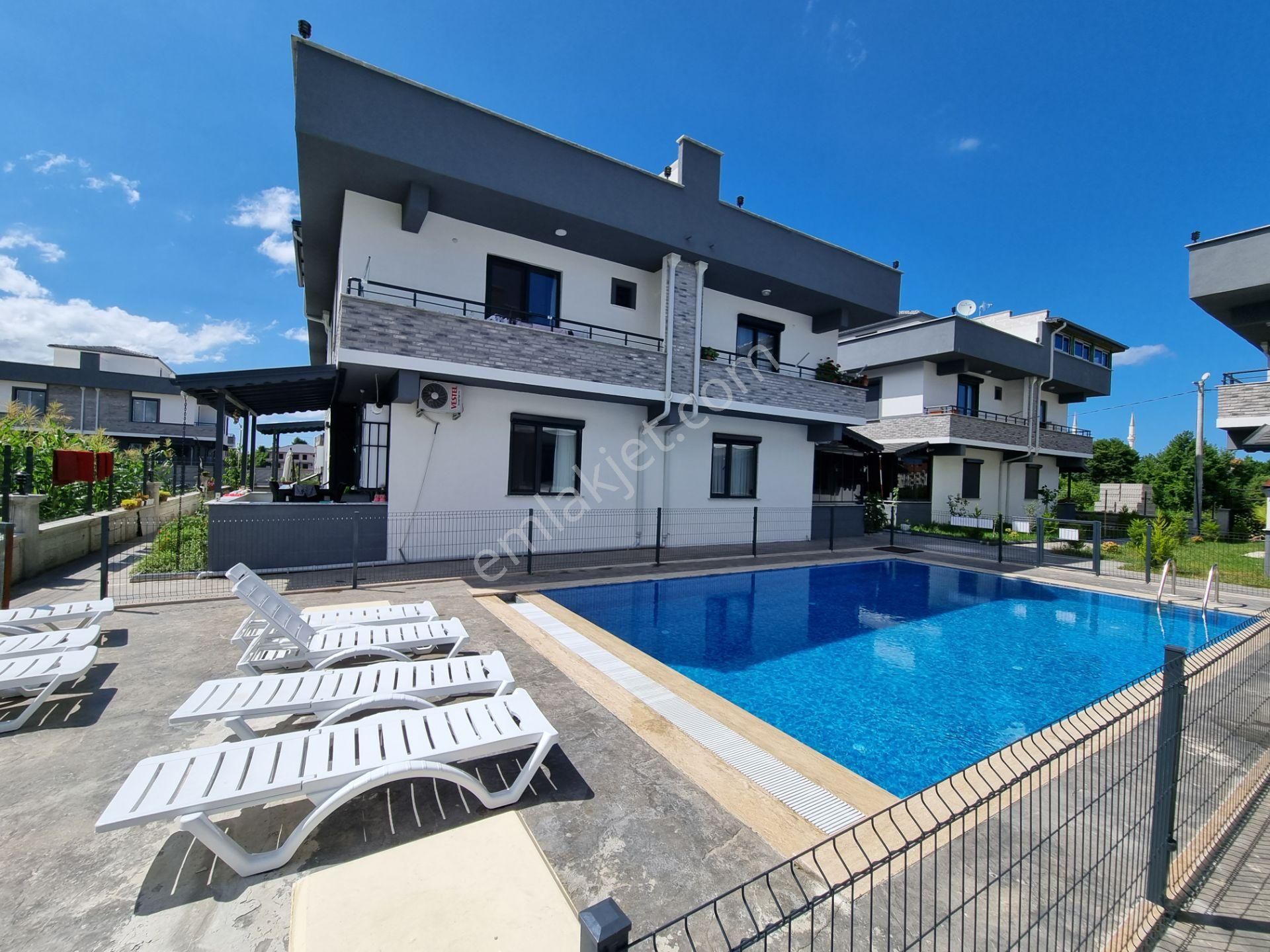 Havuzlu Sitede Müstakil Bahçeli Teraslı Verandalı Villa - Görsel 5