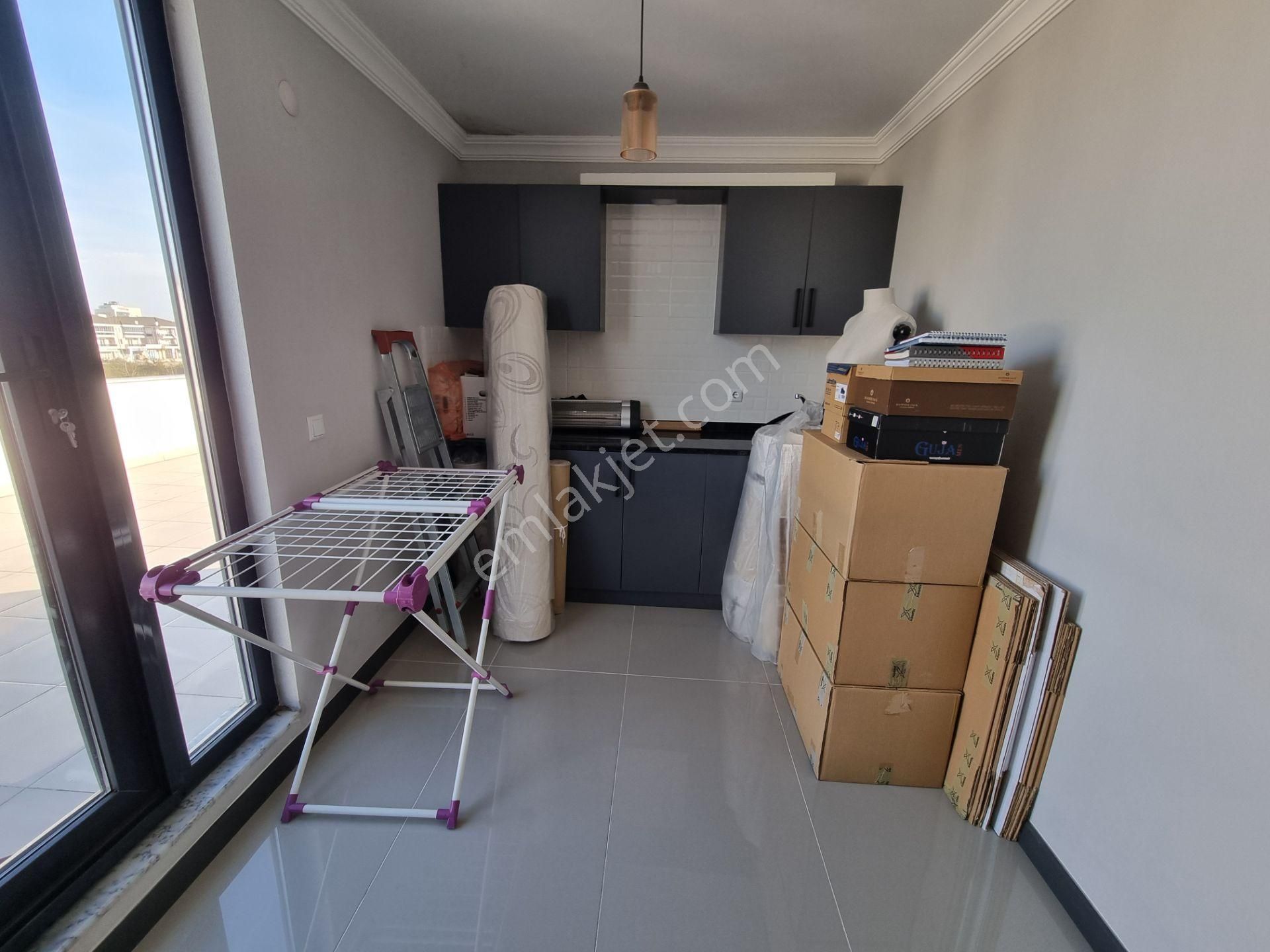 Havuzlu Sitede Müstakil Bahçeli Teraslı Verandalı Villa - Görsel 25