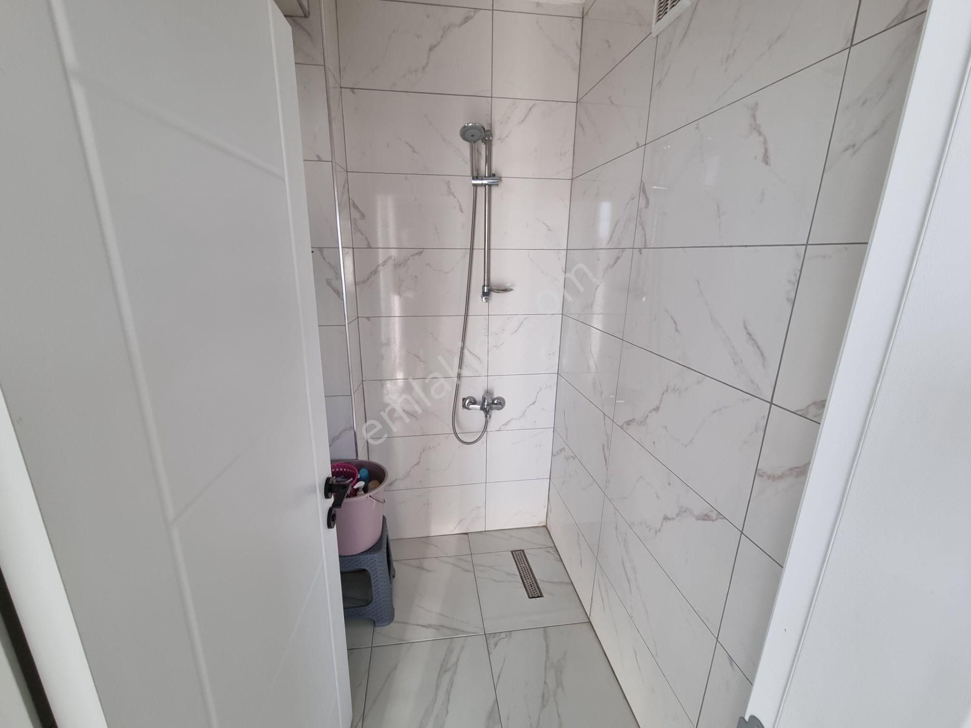 Havuzlu Sitede Müstakil Bahçeli Teraslı Verandalı Villa - Görsel 18