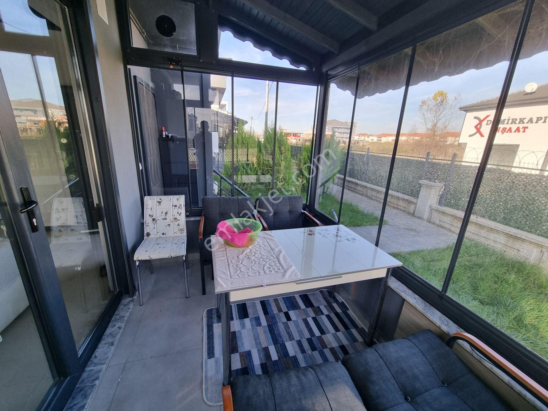 Havuzlu Sitede Müstakil Bahçeli Teraslı Verandalı Villa - Görsel 9