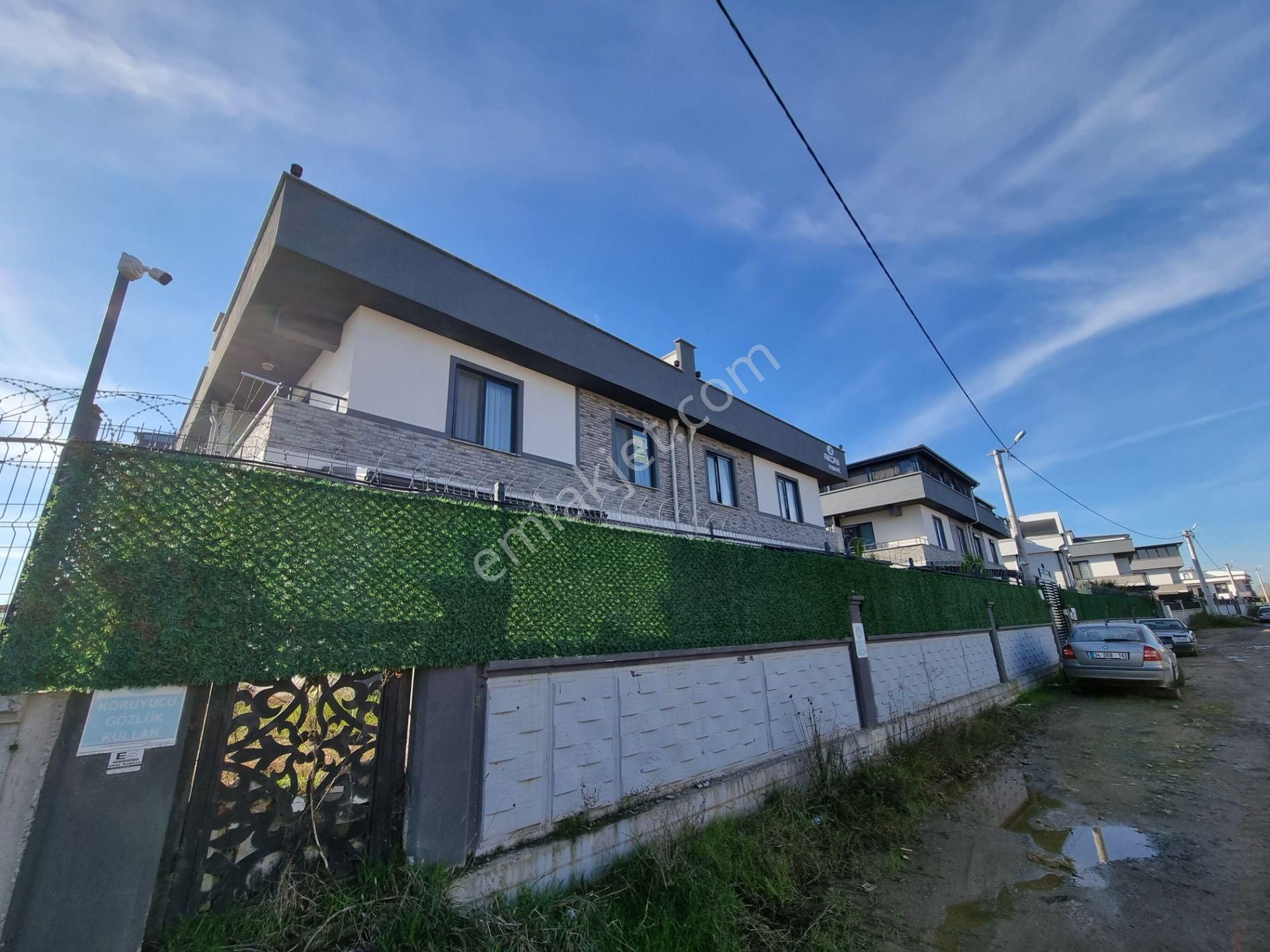 Havuzlu Sitede Müstakil Bahçeli Teraslı Verandalı Villa - Görsel 3