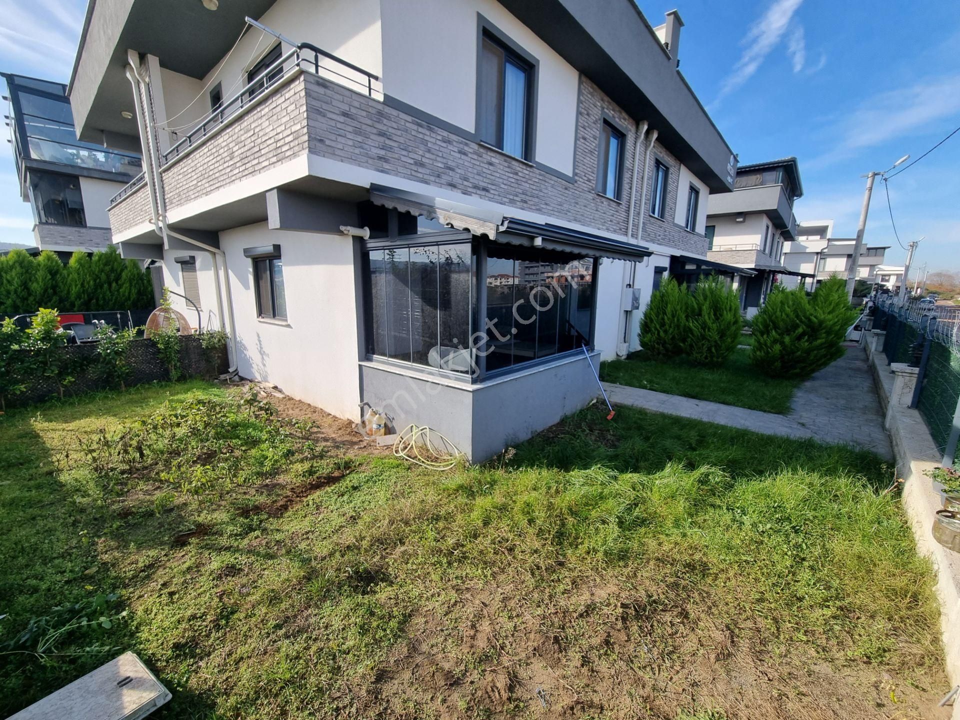 Havuzlu Sitede Müstakil Bahçeli Teraslı Verandalı Villa