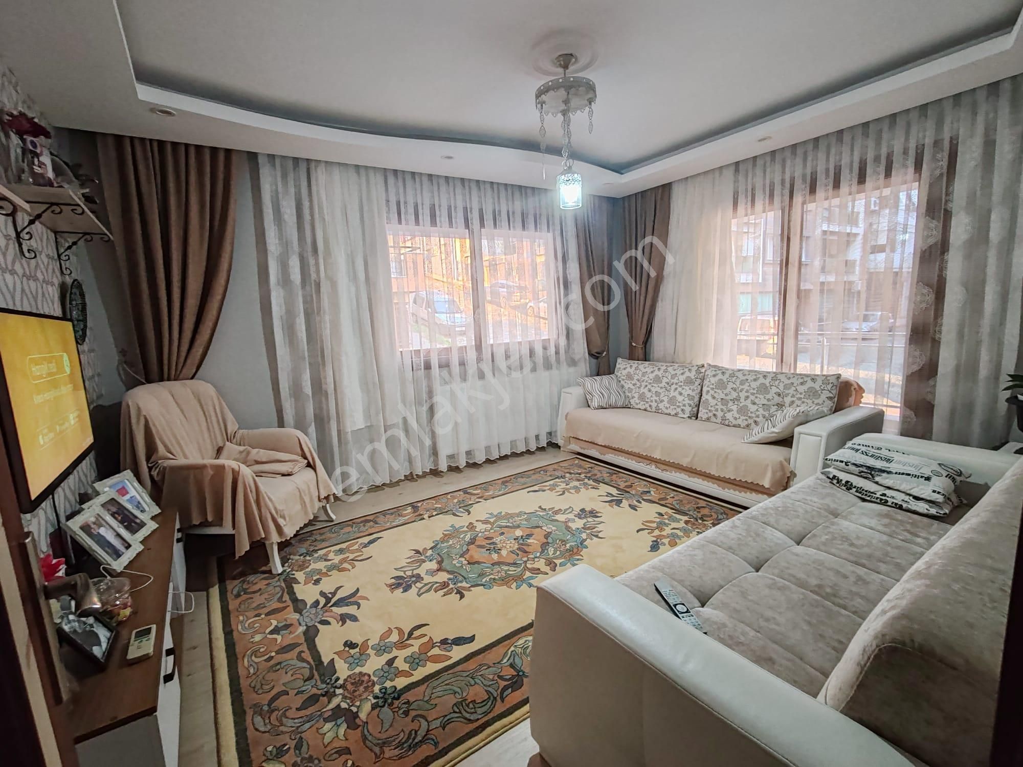 Küçük Çiğlide Kapalı Geniş Mutfaklı 3+1 Satılık Daire