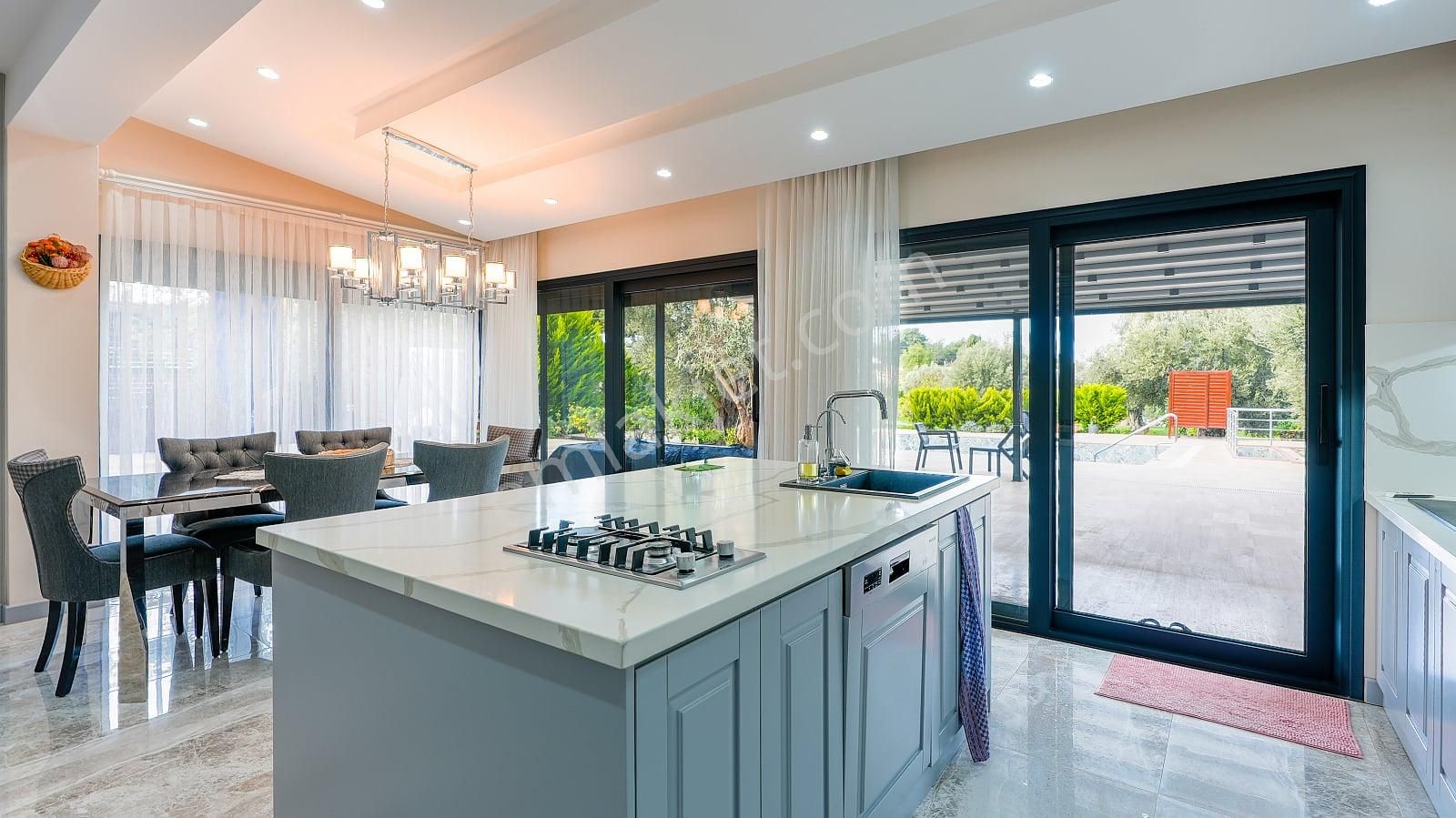 İzmir Güzelbahçe’de Sahile Yakın Geniş Arsada Havuzlu Villa - Görsel 28