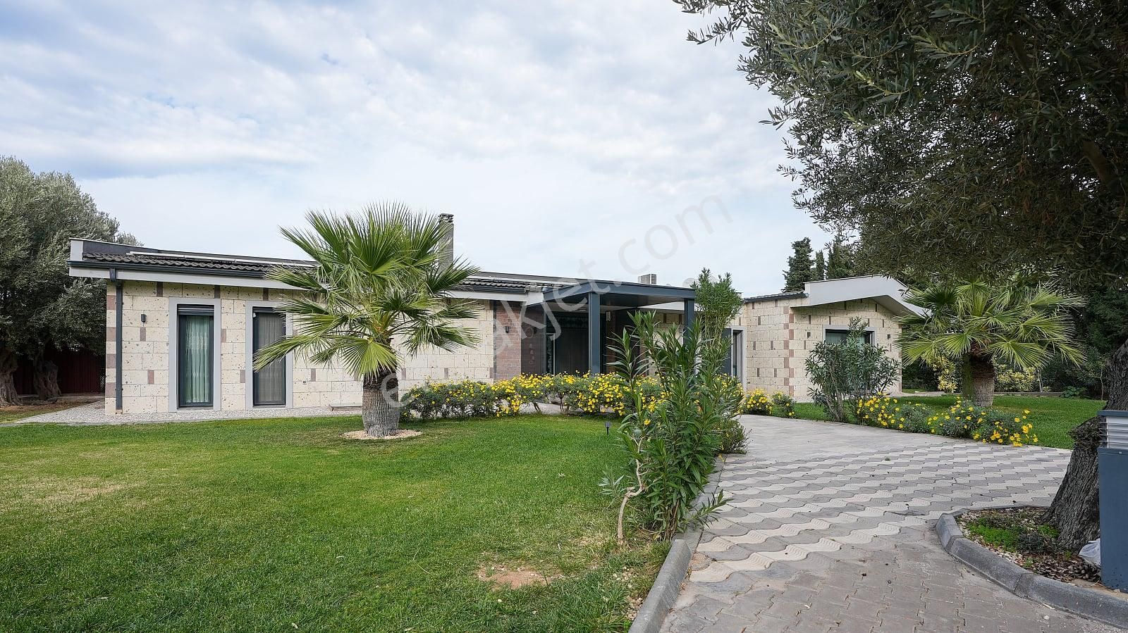 İzmir Güzelbahçe’de Sahile Yakın Geniş Arsada Havuzlu Villa - Görsel 17