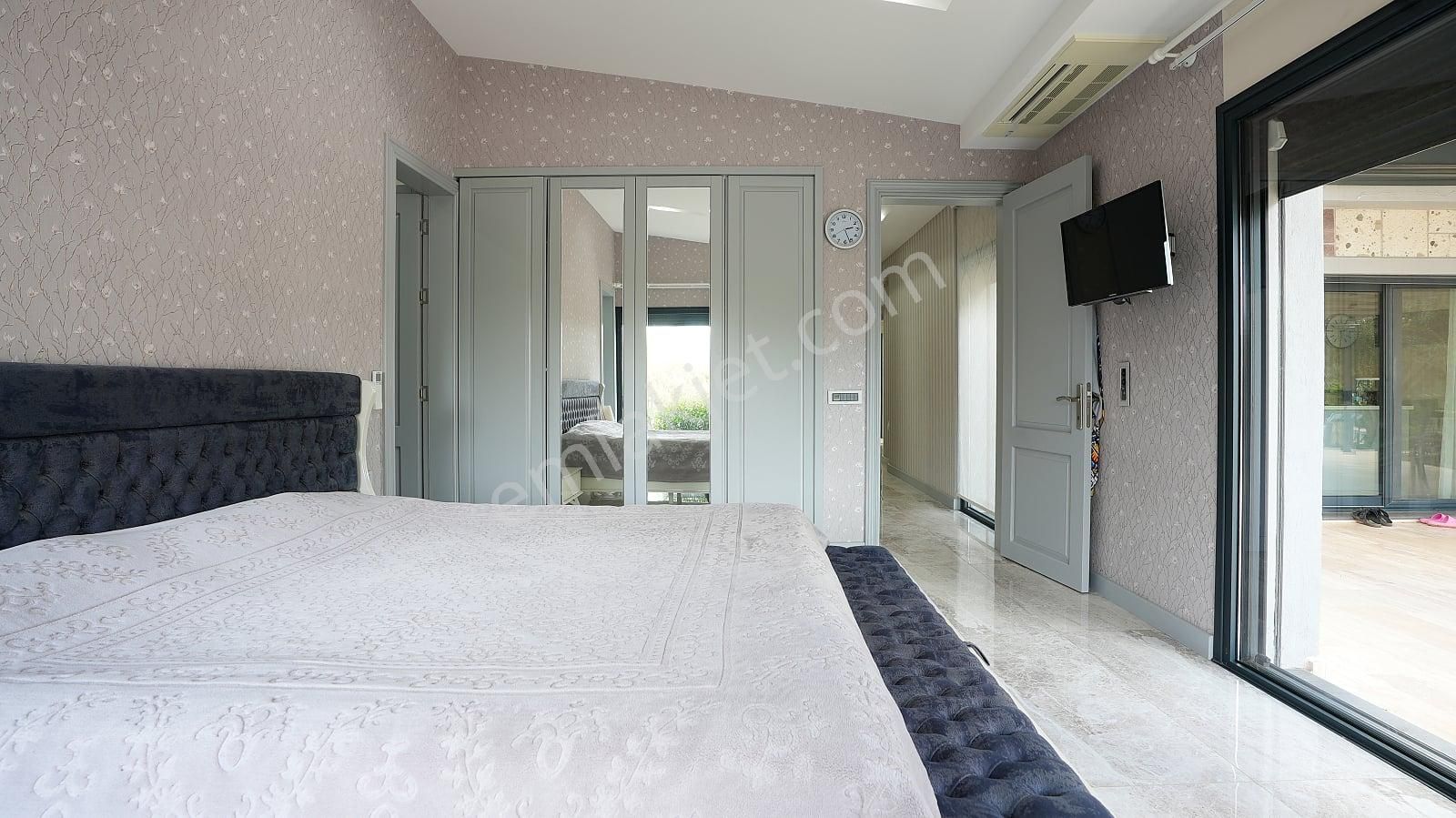 İzmir Güzelbahçe’de Sahile Yakın Geniş Arsada Havuzlu Villa - Görsel 35