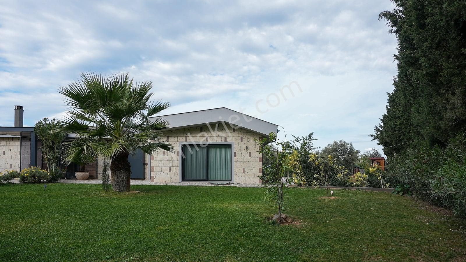 İzmir Güzelbahçe’de Sahile Yakın Geniş Arsada Havuzlu Villa - Görsel 13