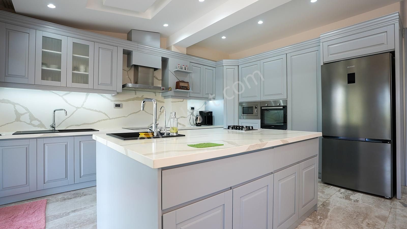 İzmir Güzelbahçe’de Sahile Yakın Geniş Arsada Havuzlu Villa - Görsel 29