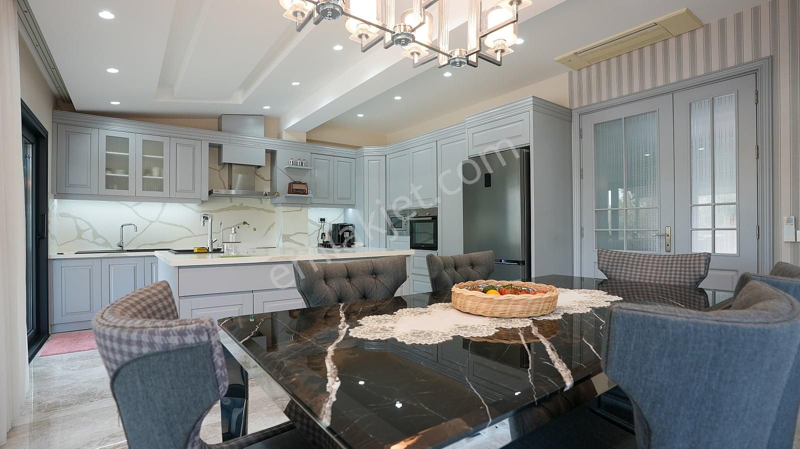 İzmir Güzelbahçe’de Sahile Yakın Geniş Arsada Havuzlu Villa - Görsel 27