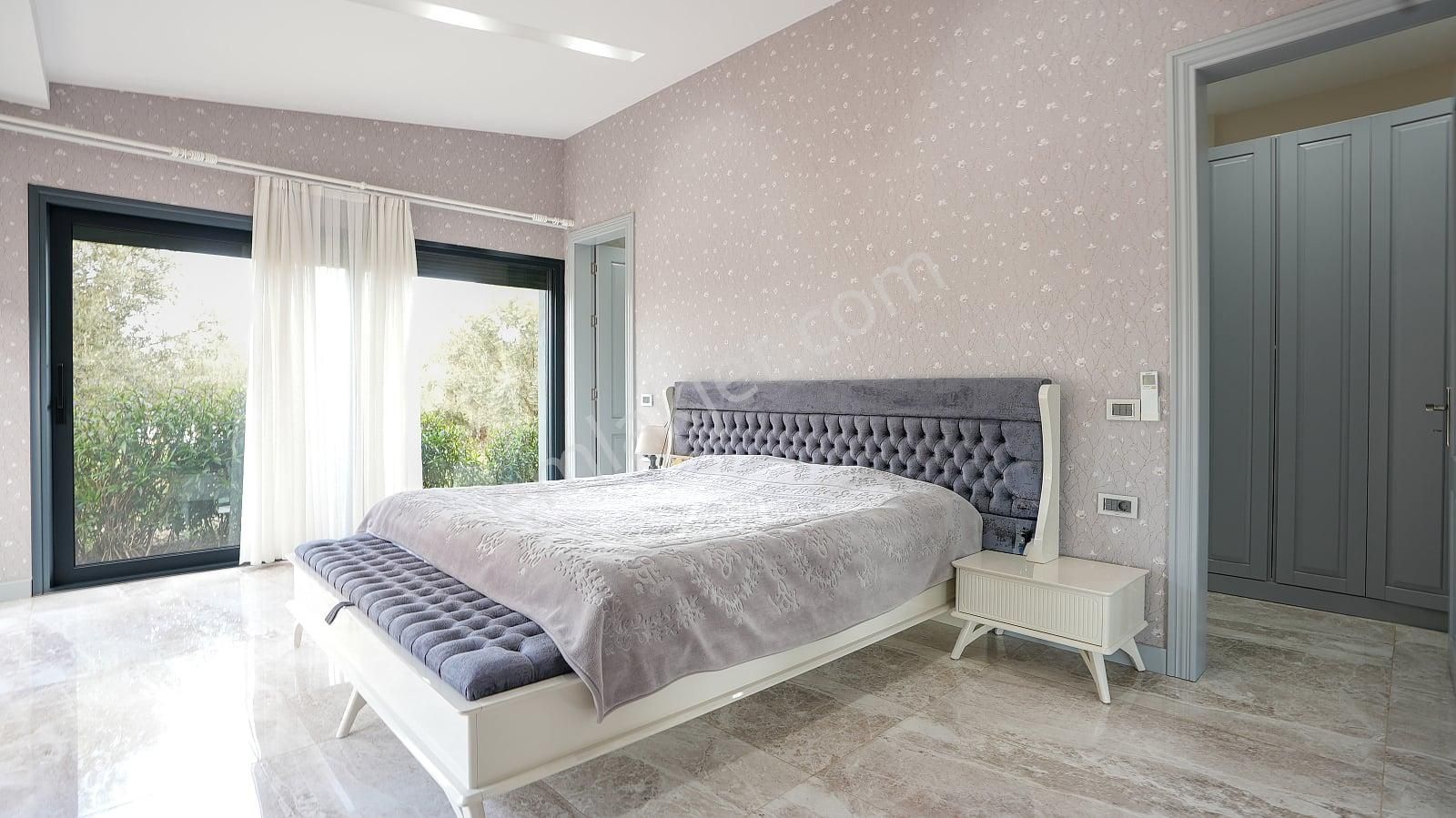 İzmir Güzelbahçe’de Sahile Yakın Geniş Arsada Havuzlu Villa - Görsel 32