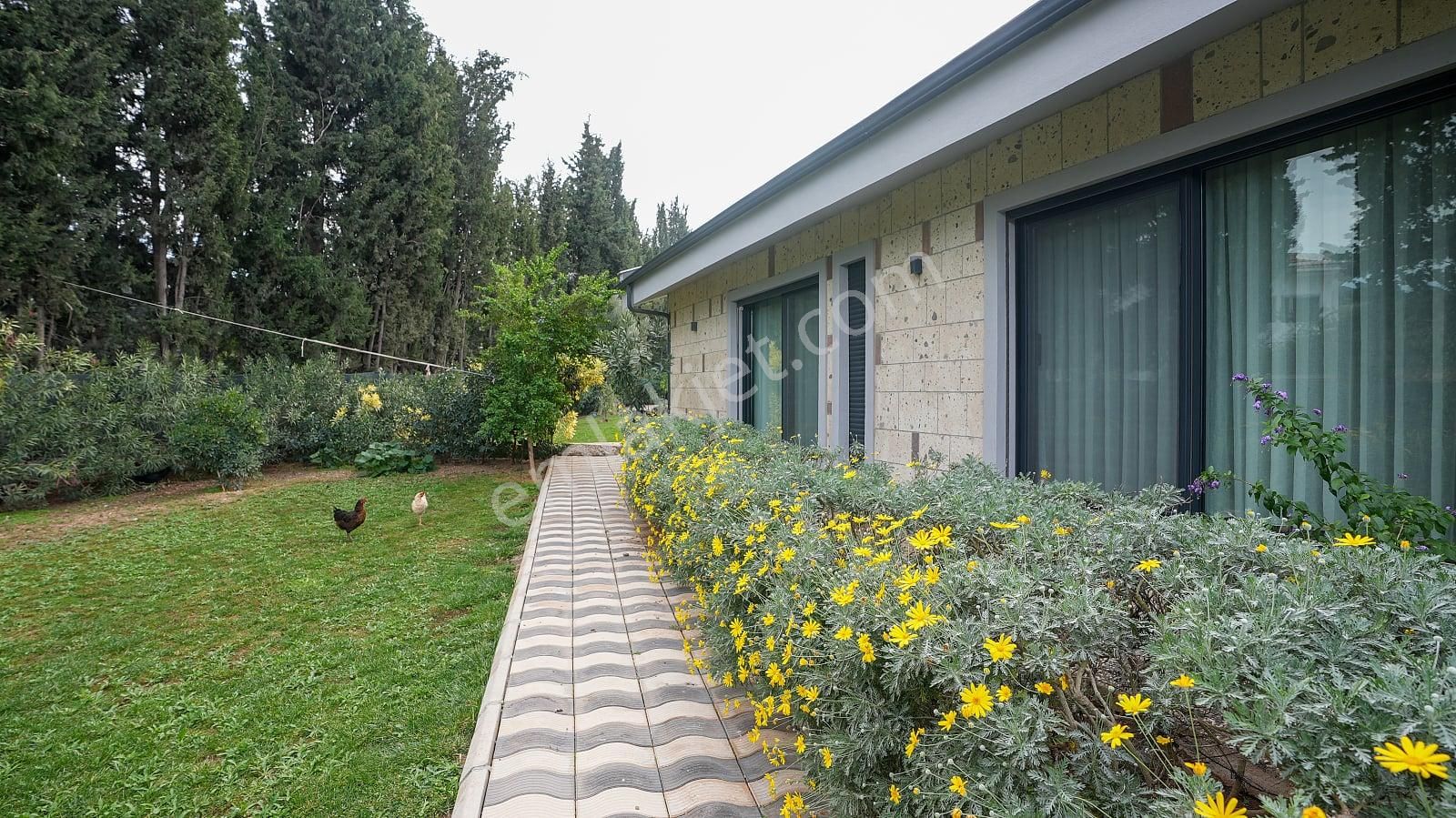 İzmir Güzelbahçe’de Sahile Yakın Geniş Arsada Havuzlu Villa - Görsel 16