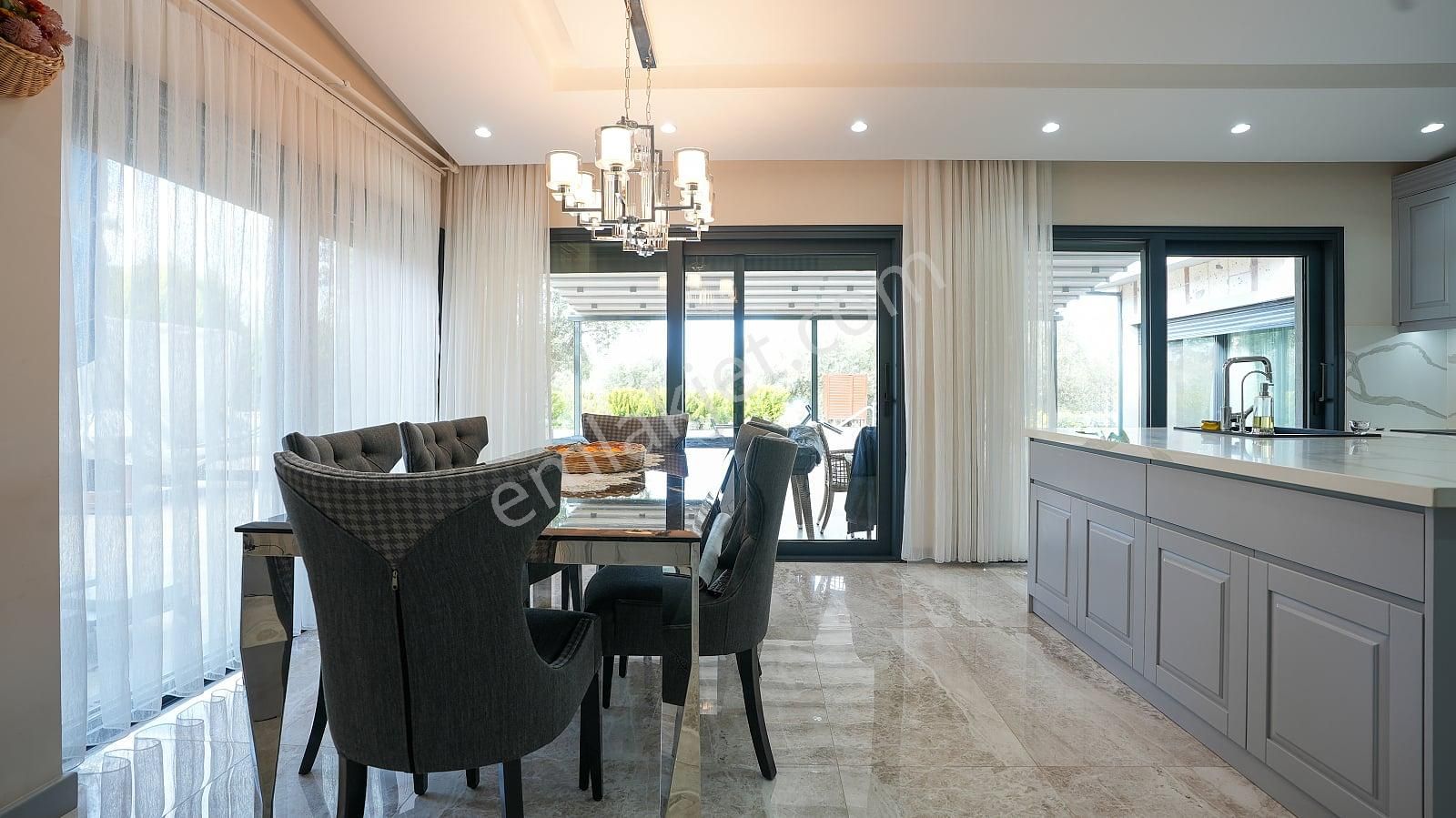 İzmir Güzelbahçe’de Sahile Yakın Geniş Arsada Havuzlu Villa - Görsel 31