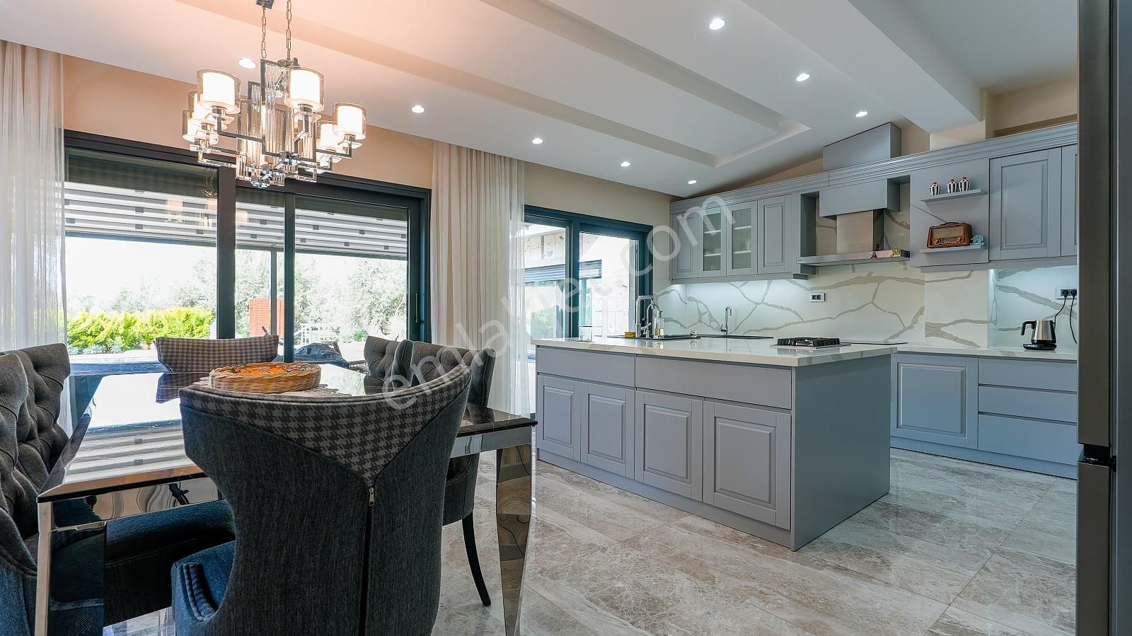 İzmir Güzelbahçe’de Sahile Yakın Geniş Arsada Havuzlu Villa - Görsel 25