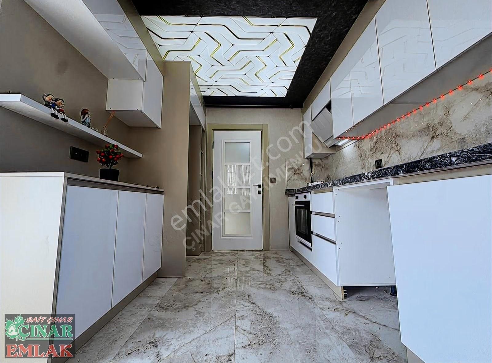 Çınardan Merkezi Konumda Etkileyici Tasarımıyla 2+1 Arakat Daire