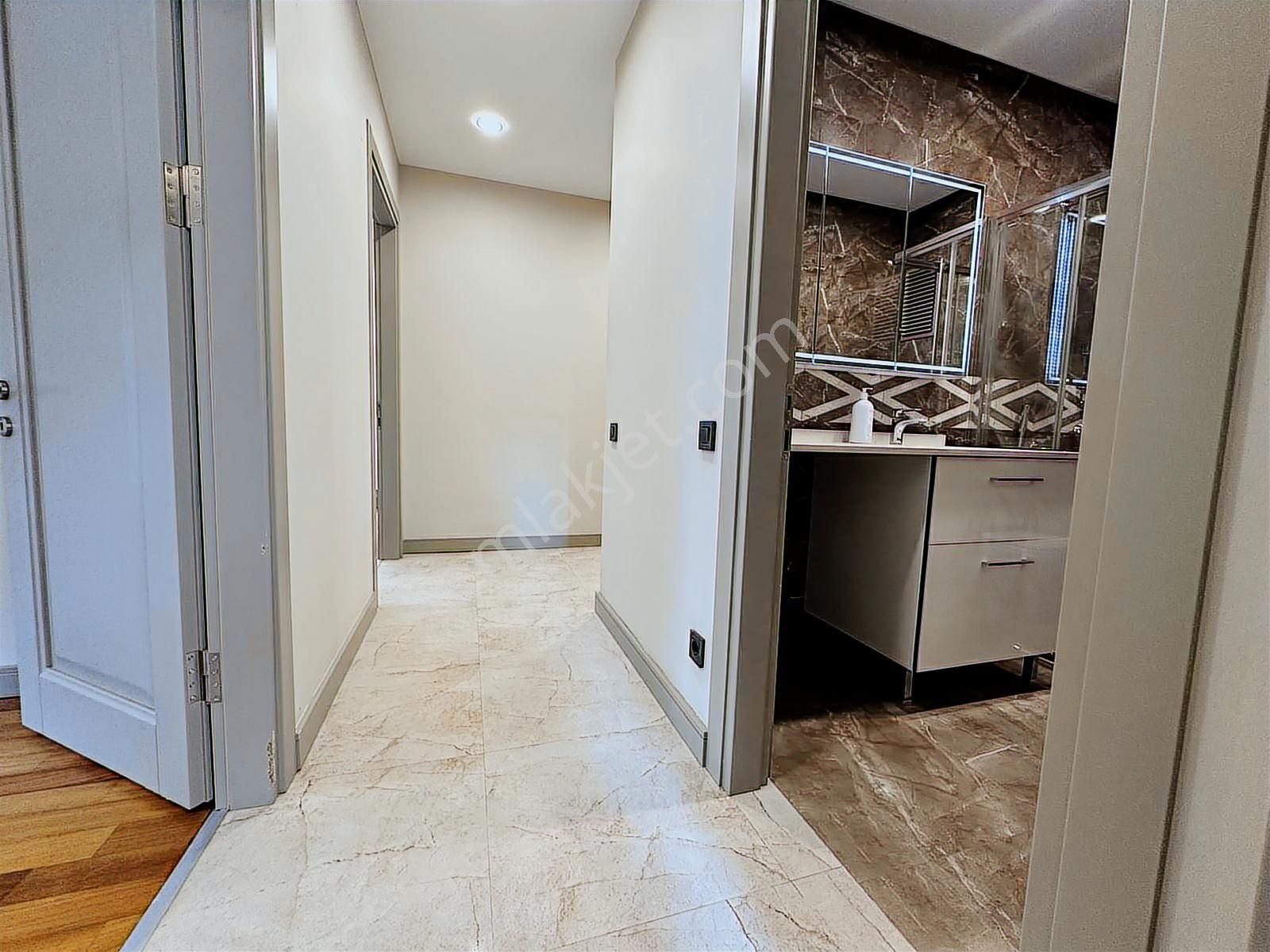 Çiftehavuzlar Sahilde Prestijli 2+1 Balkonlu Boş Daire - Görsel 9