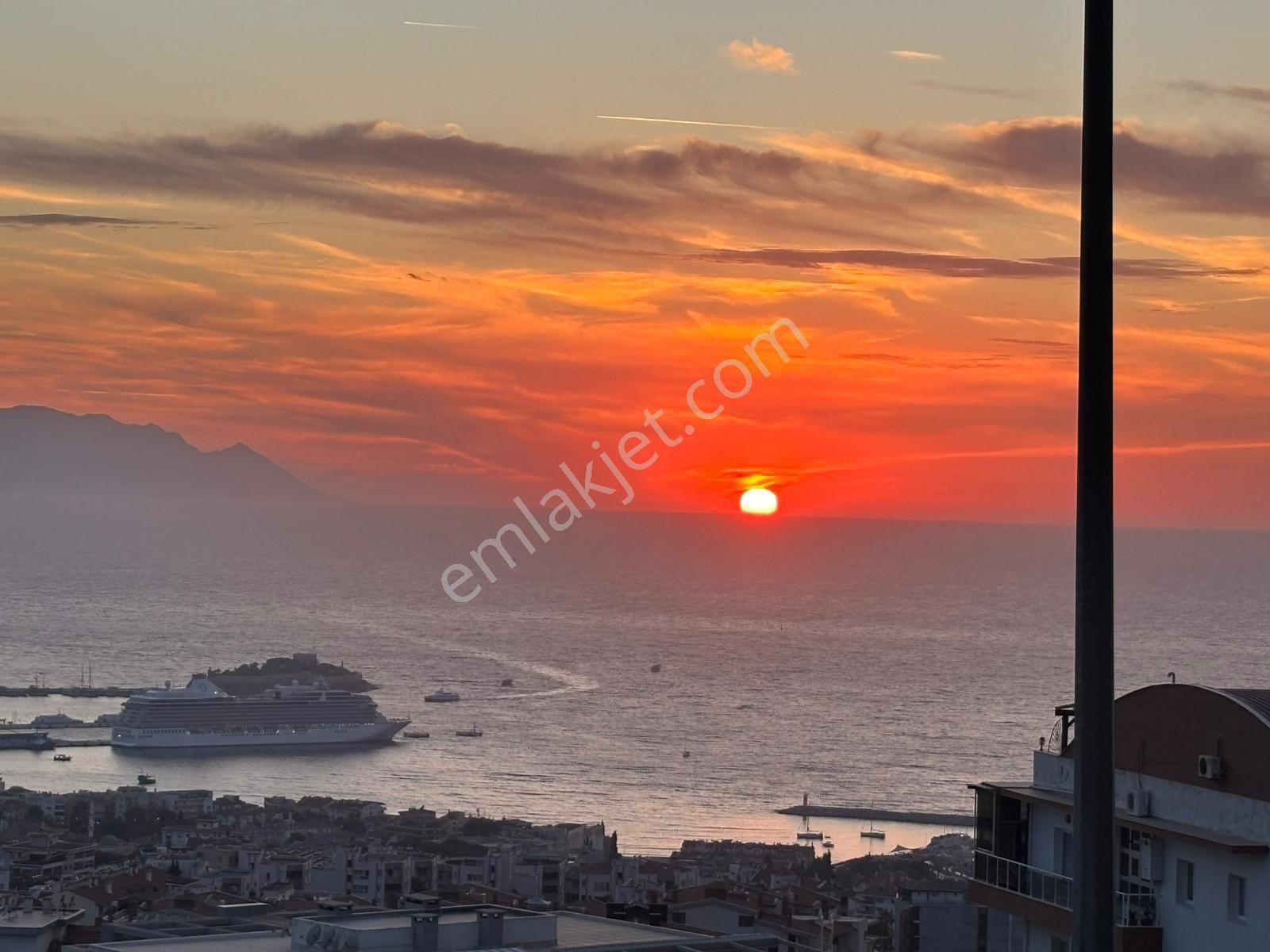 Kuşadası Ege Mah Panoramik Deniz Manzaralı Doğalgazlı Arakat Satılık 3+1 Lüx Daire