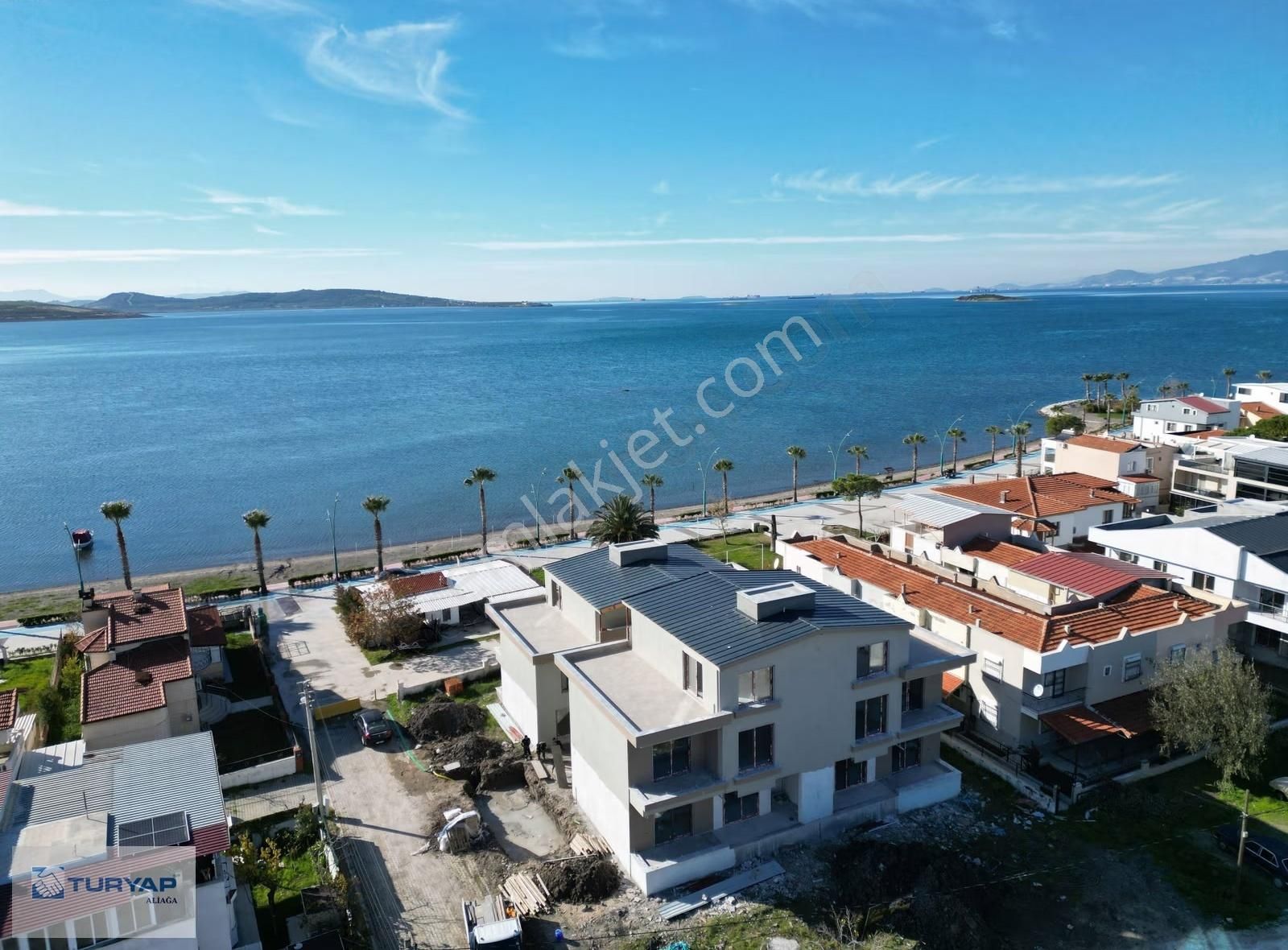 İzmir Şakranda Denize Sıfır Tripleks Villa