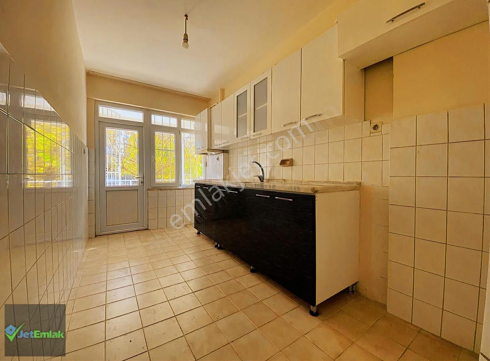 Akçay Merkezde Yüksek Giriş Öncephe Geniş Balkonlu Kiralık Daire