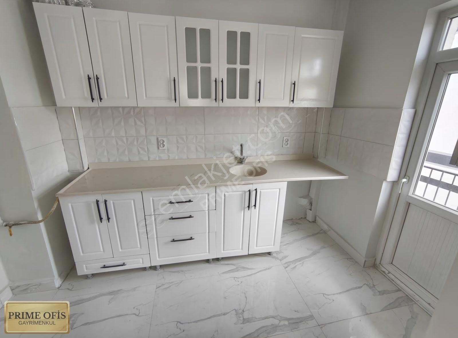 Metroya Yakın, Köşe Başında, Ara Kat Manzaralı Satılık 3+1 Daire