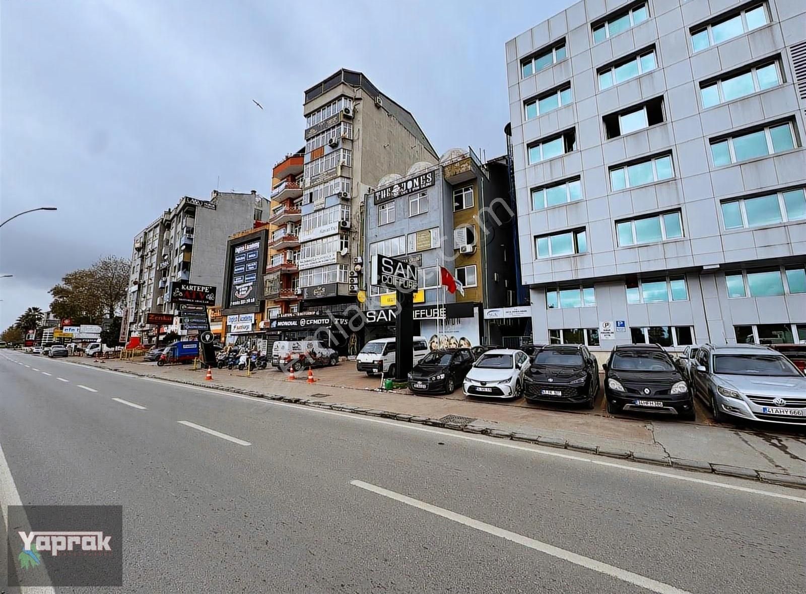 İzmit Merkezde Çift Cepheli Satılık Dükkan - Görsel 2