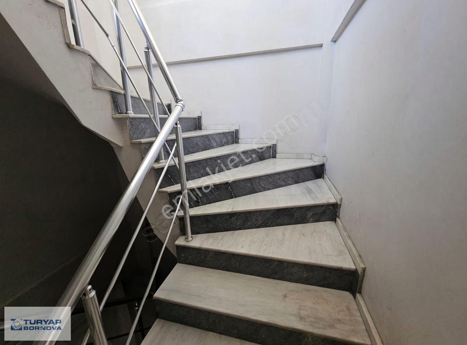 İzban Durağına Yakın Teraslı Deniz Manzaralı Kiralık 2+1 Daire - Görsel 9