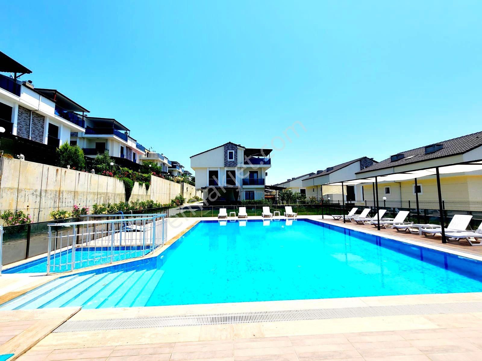 Kuşadasında Havuzlu Sitede 4+1 Bahçeli Villa - Görsel 35