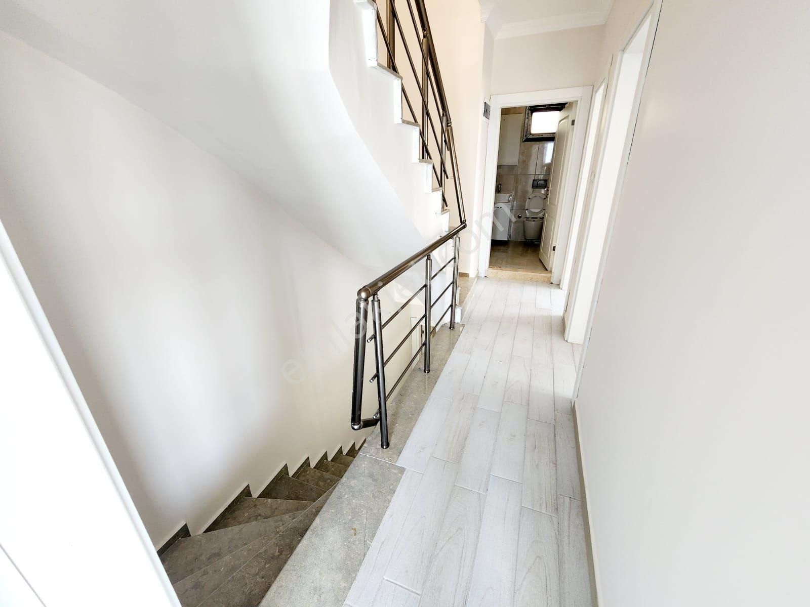 Kuşadasında Havuzlu Sitede 4+1 Bahçeli Villa - Görsel 17