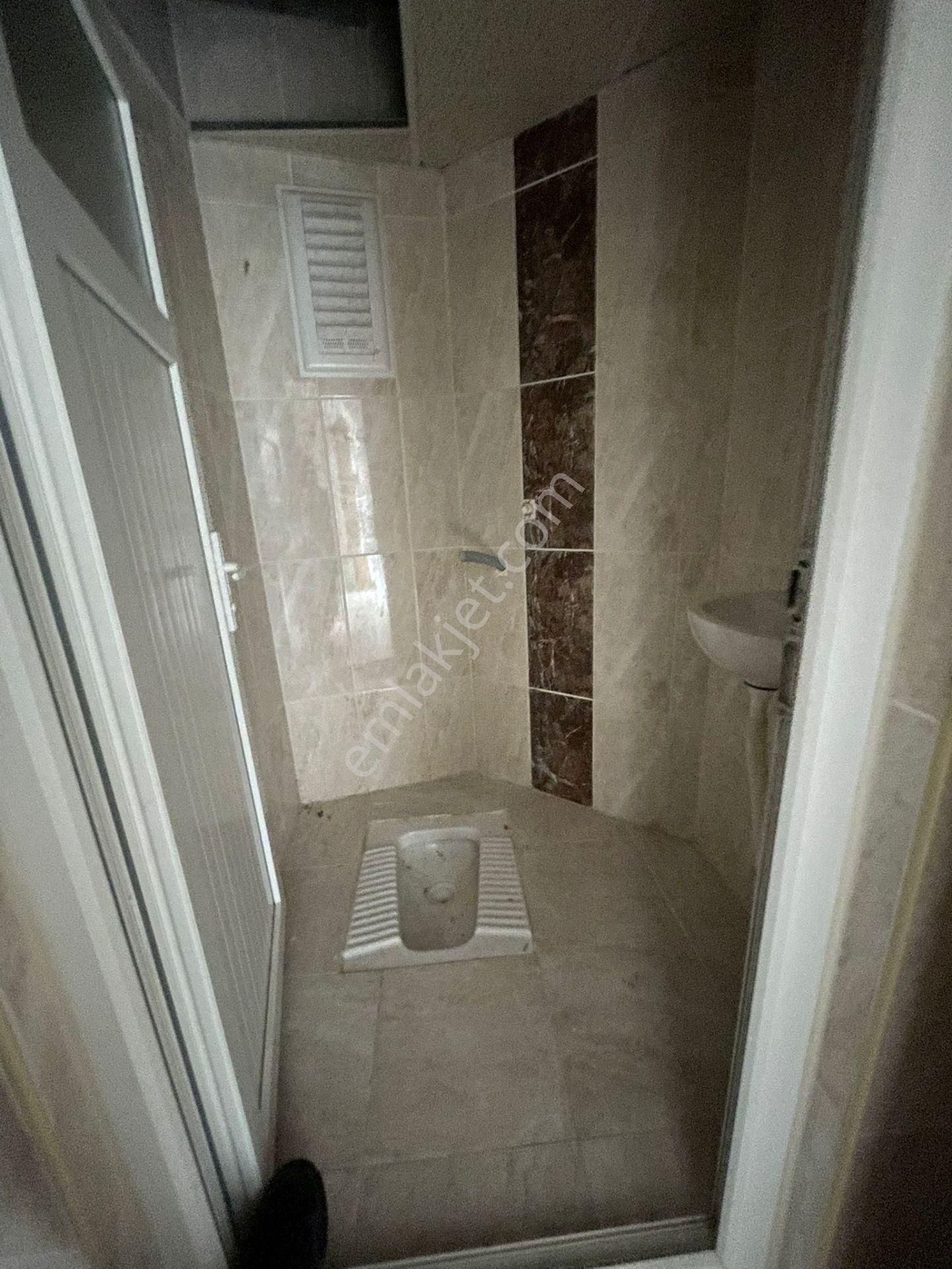 Akyüz Gayrimenkul Den; Merkezı Konumda Iskanlı,kombılı ,satılık 2+1 Daire - Görsel 6