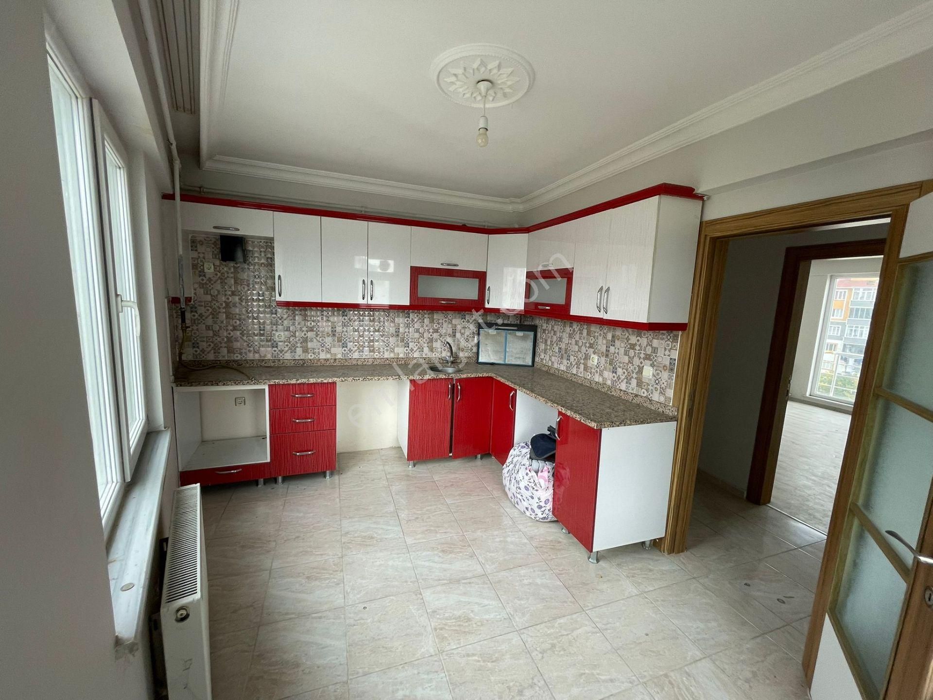 Akyüz Gayrimenkul Den; Merkezı Konumda Iskanlı,kombılı ,satılık 2+1 Daire - Görsel 9