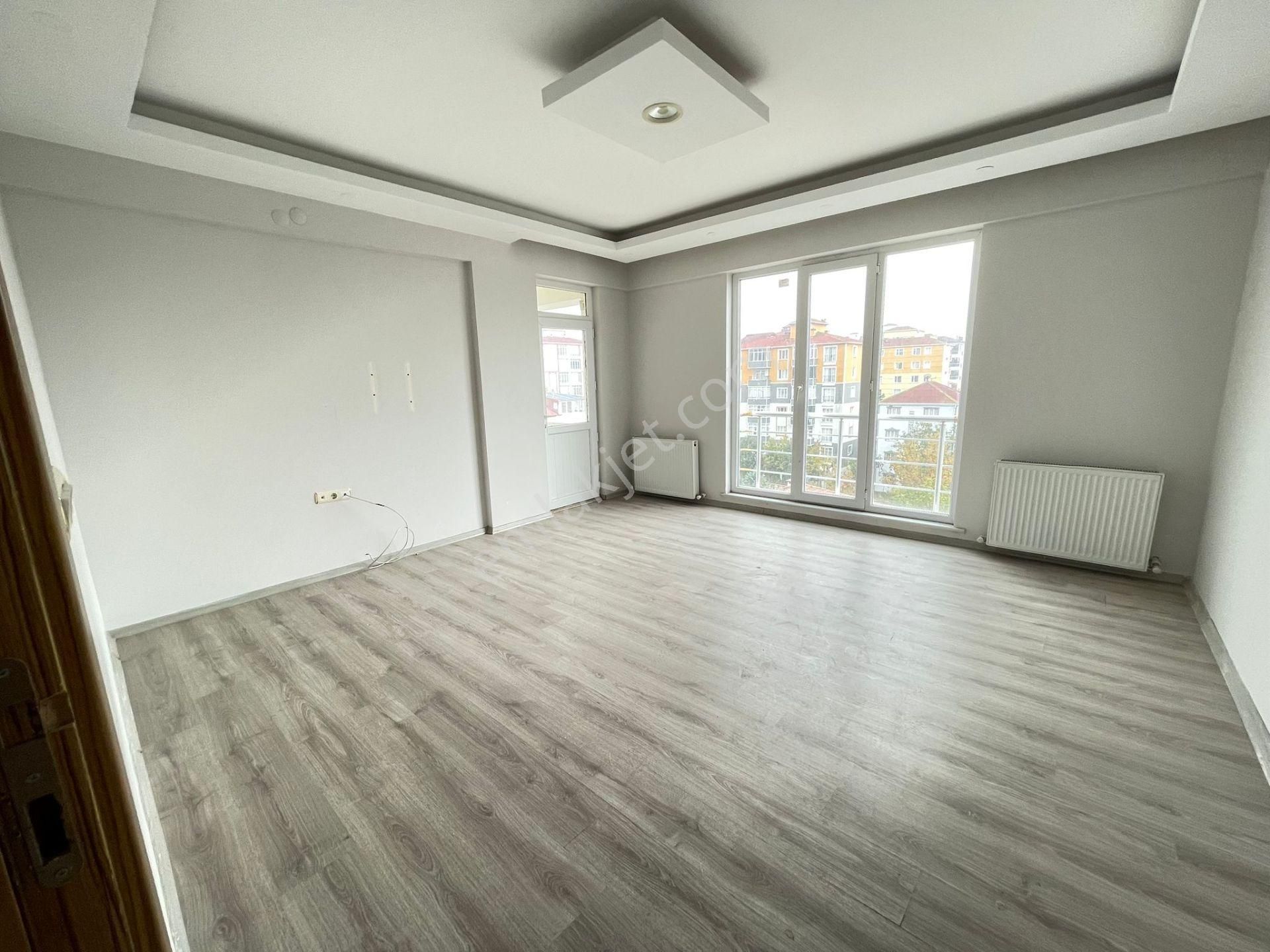 Akyüz Gayrimenkul Den; Merkezı Konumda Iskanlı,kombılı ,satılık 2+1 Daire - Görsel 2