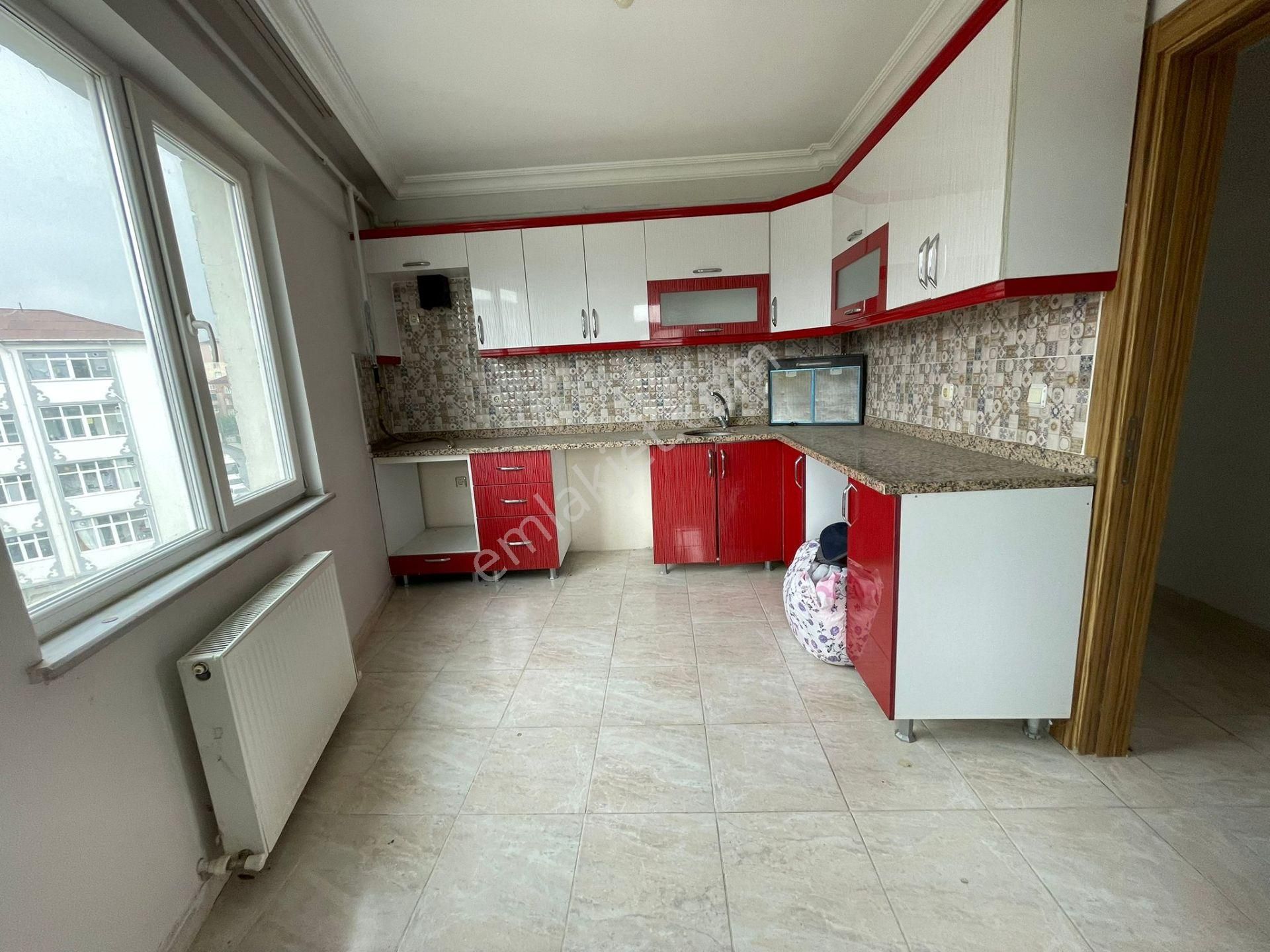 Akyüz Gayrimenkul Den; Merkezı Konumda Iskanlı,kombılı ,satılık 2+1 Daire - Görsel 8